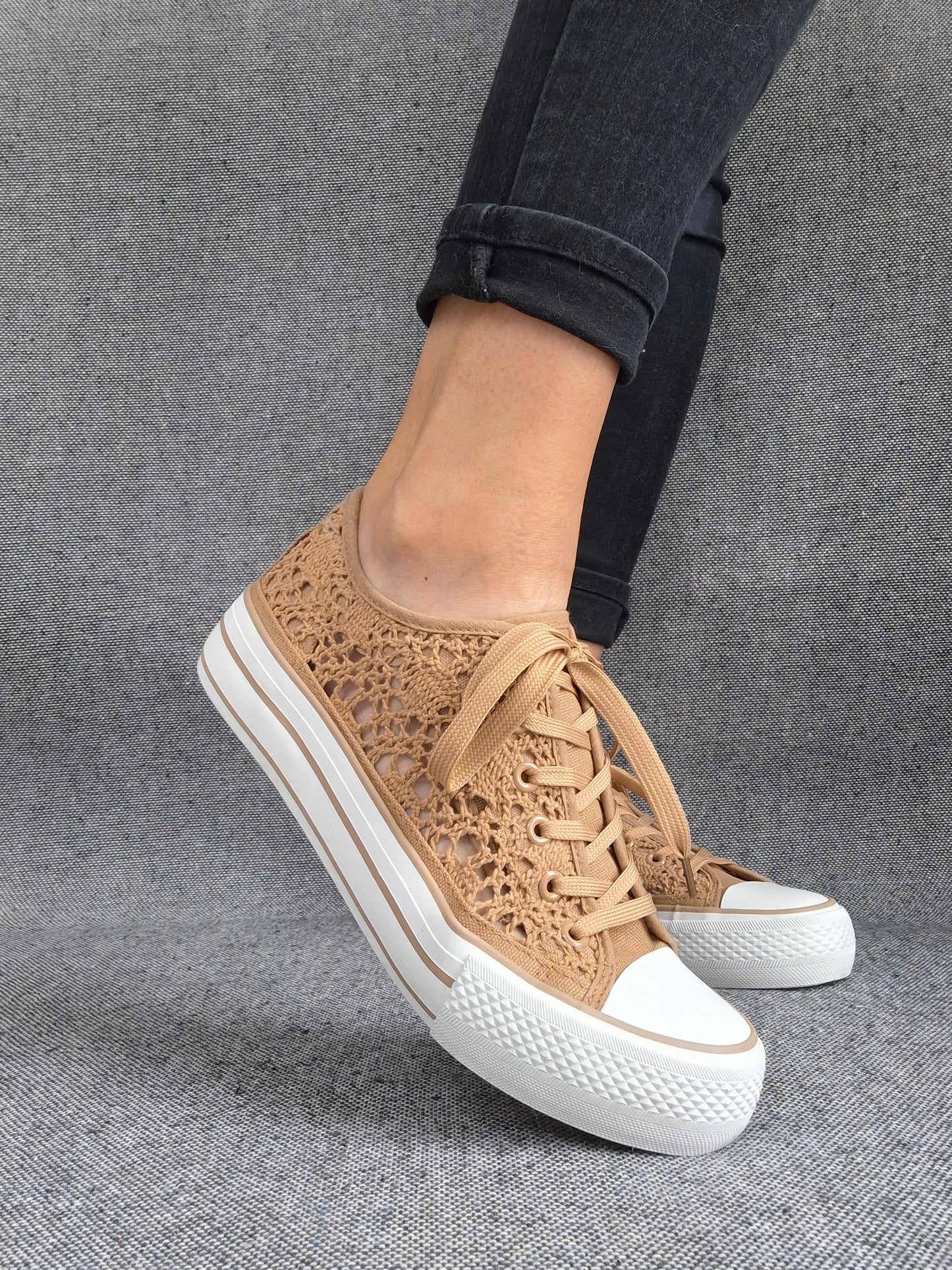 Chaussures baskets basses à dentelle beige foncé en tissu style converse