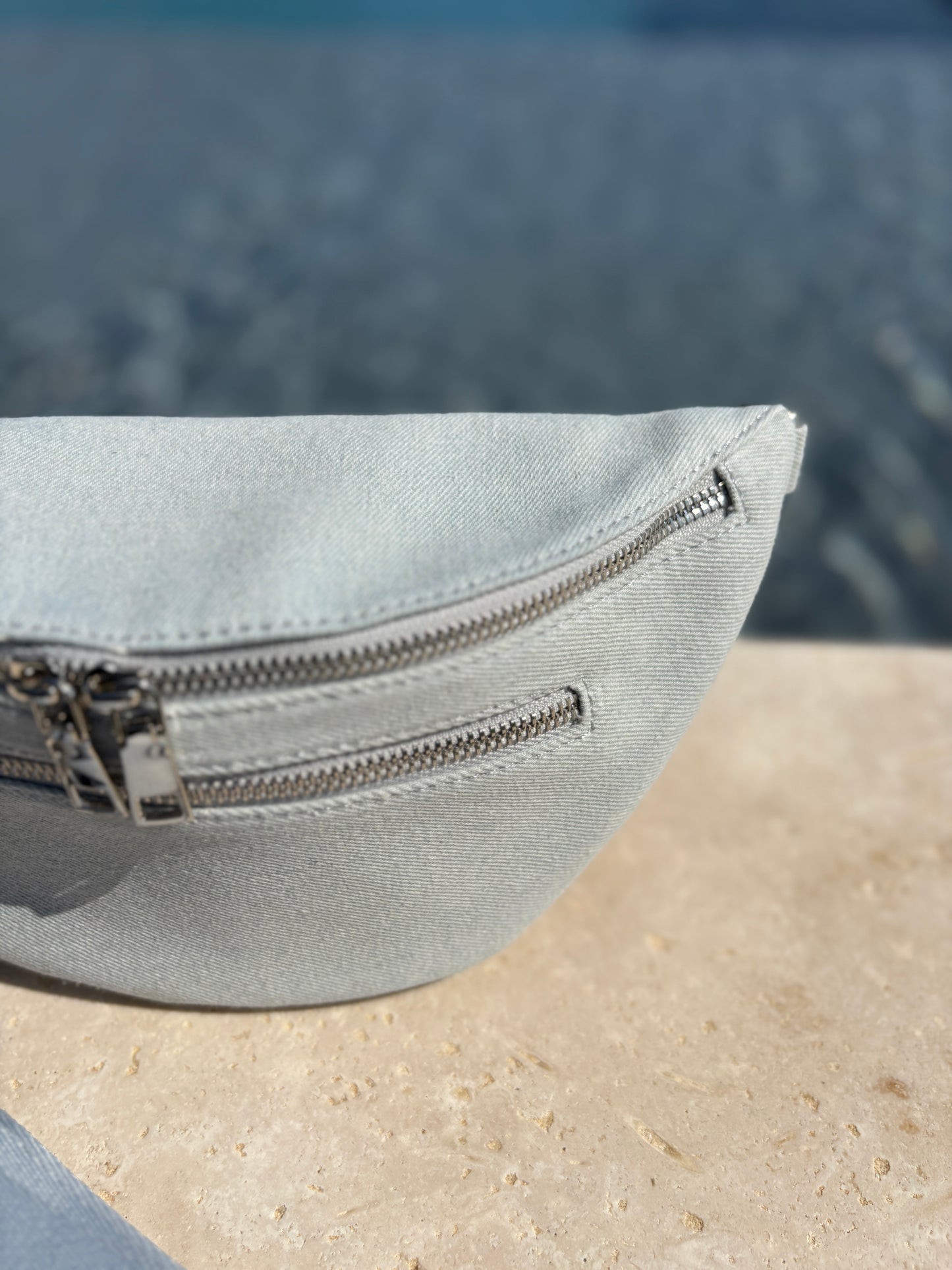 Sac banane en tissu matiere jean gris clair 2 poches