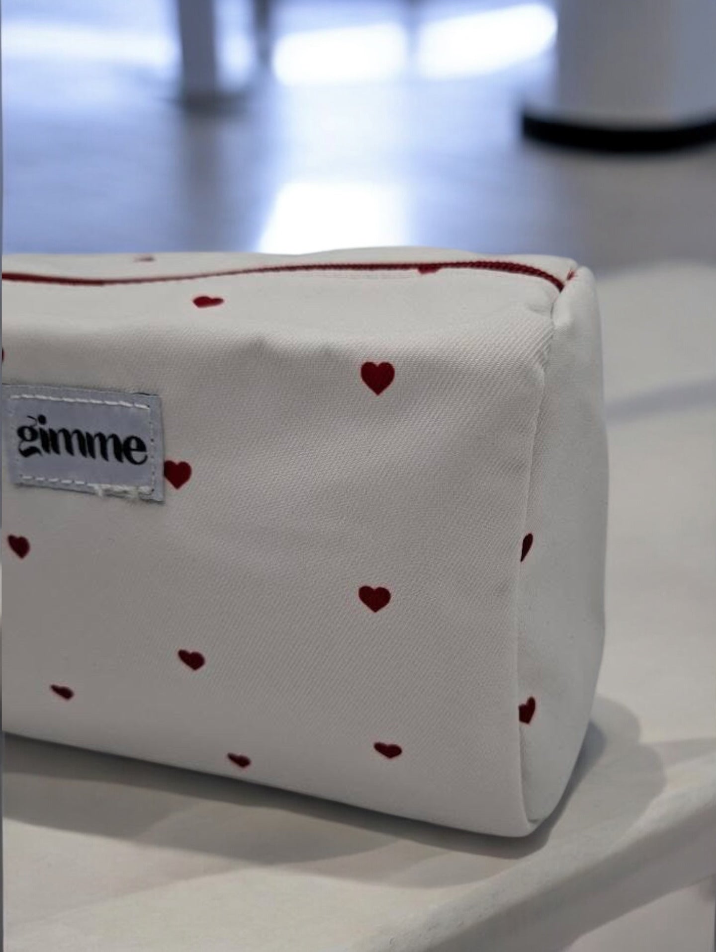 Trousse en tissu imperméable blanc motifs cœurs rouges