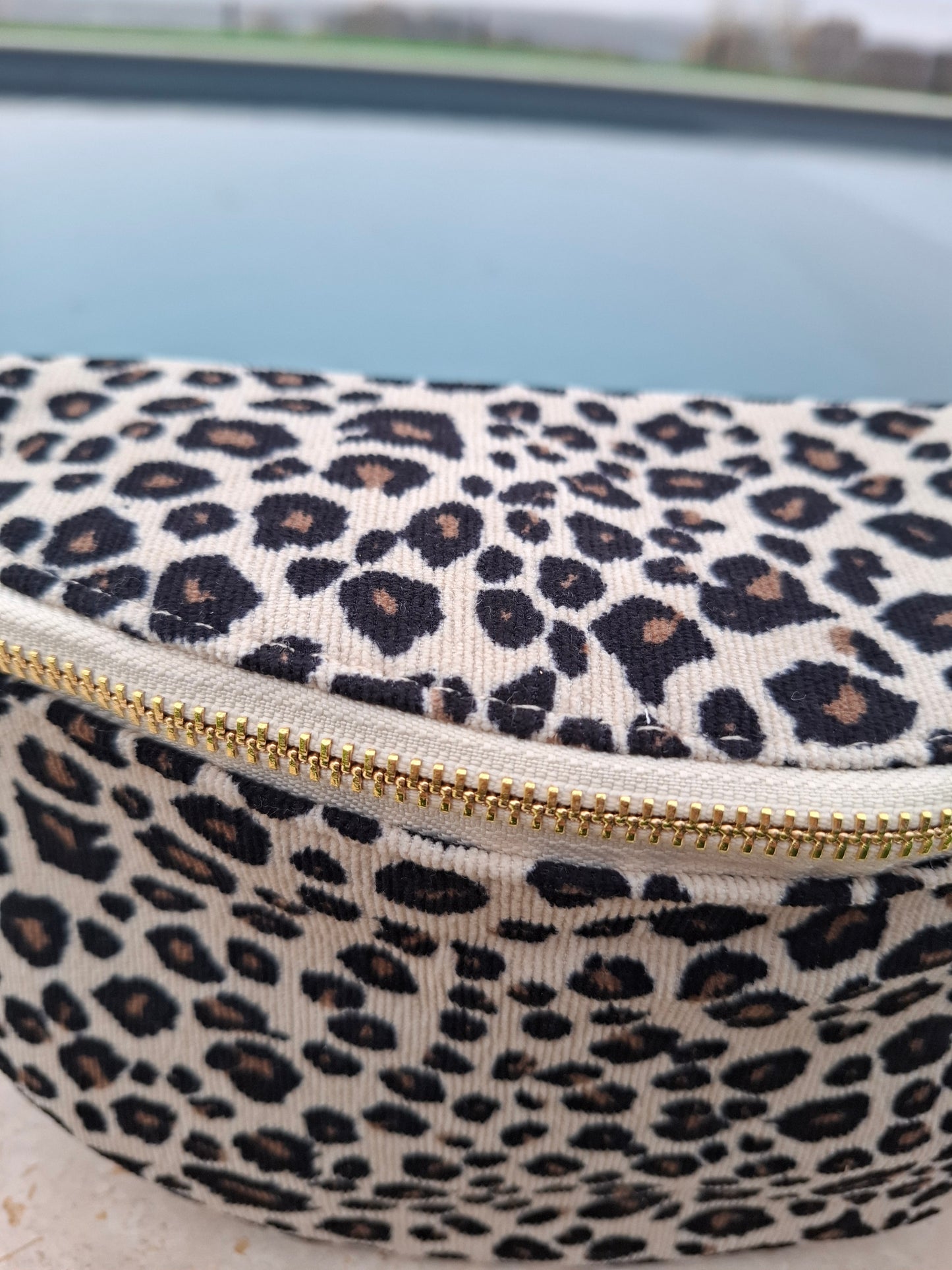 Sac banane en velours côtelé beige et noir imprimé léopard