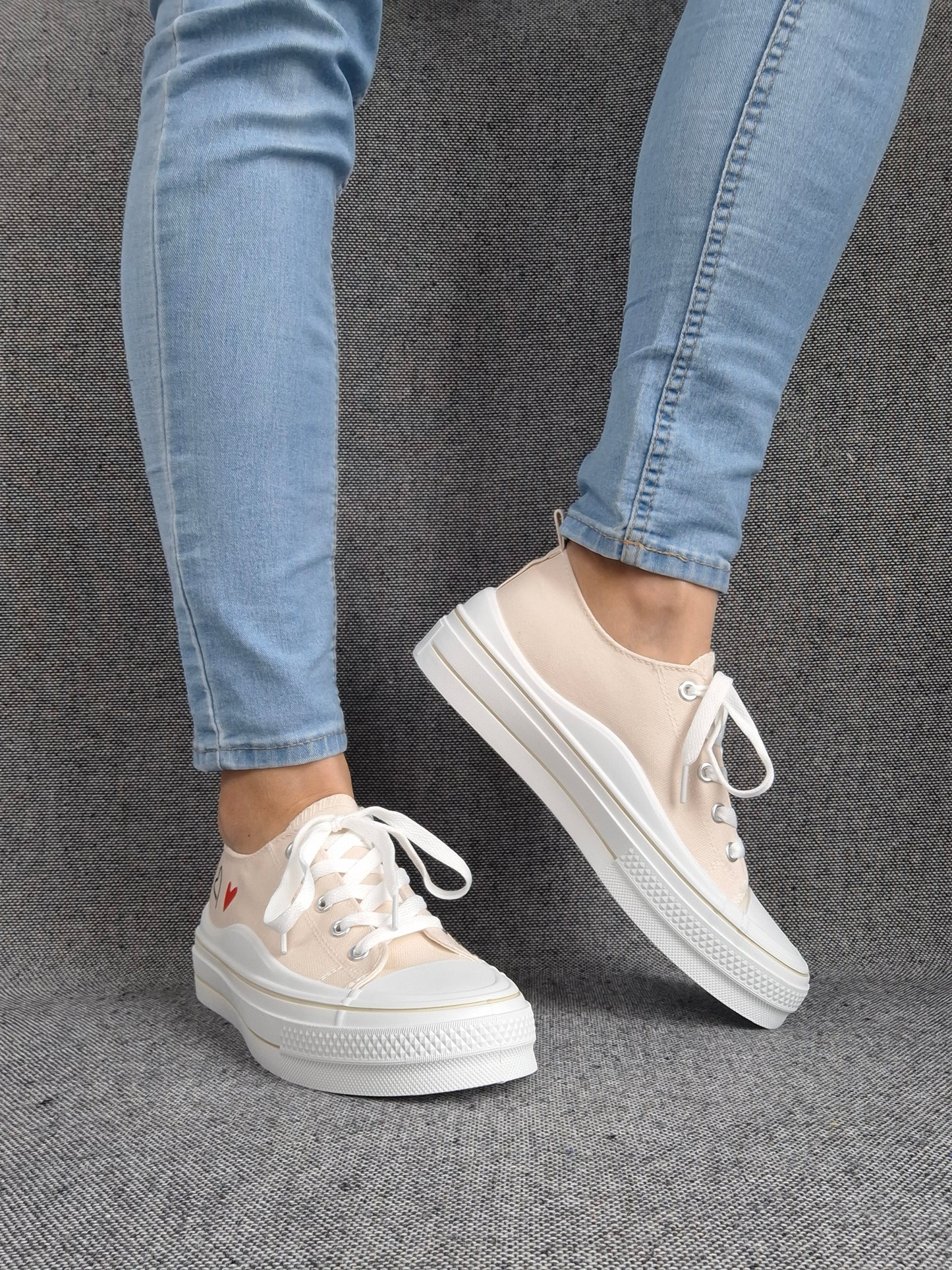 Chaussures baskets basses en tissu toile beige motifs coeurs rouge et noir