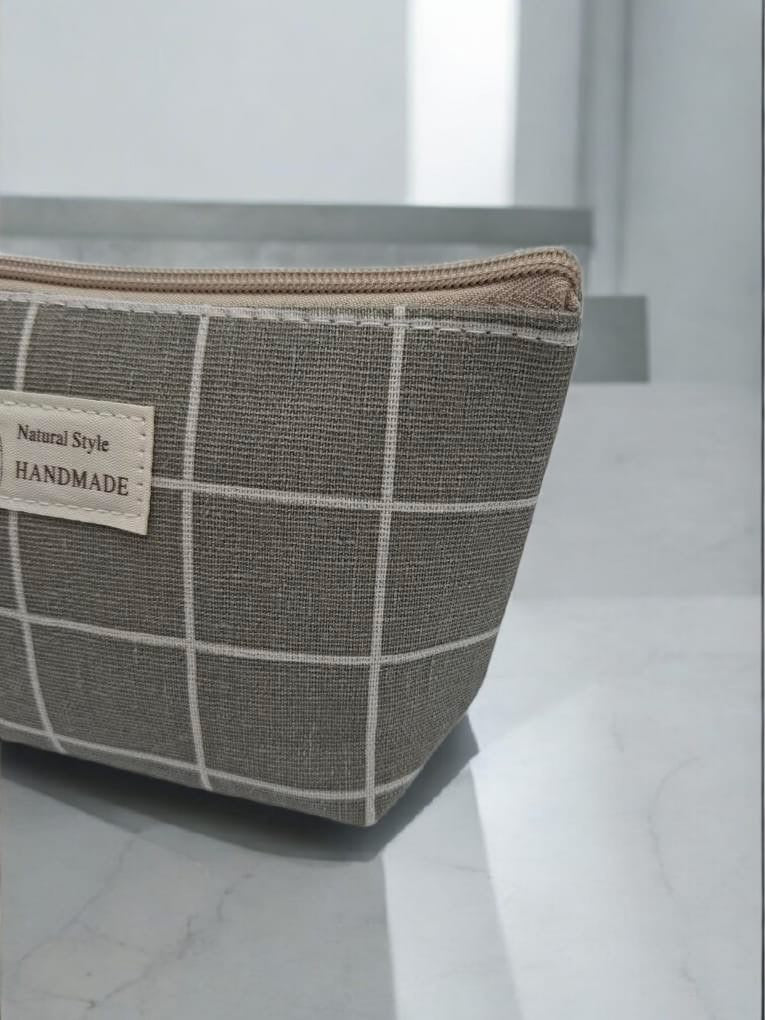 Trousse en coton motif à carreaux blancs sur un fond gris