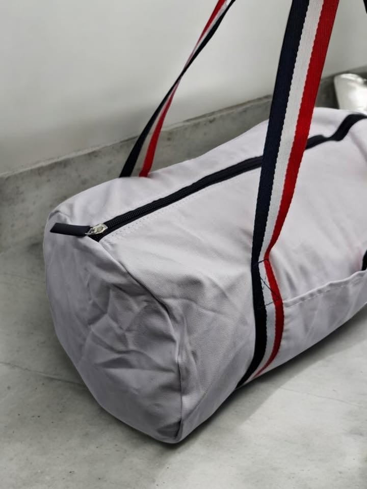 Sac polochon en tissu coton blanc détails rayés tricolores