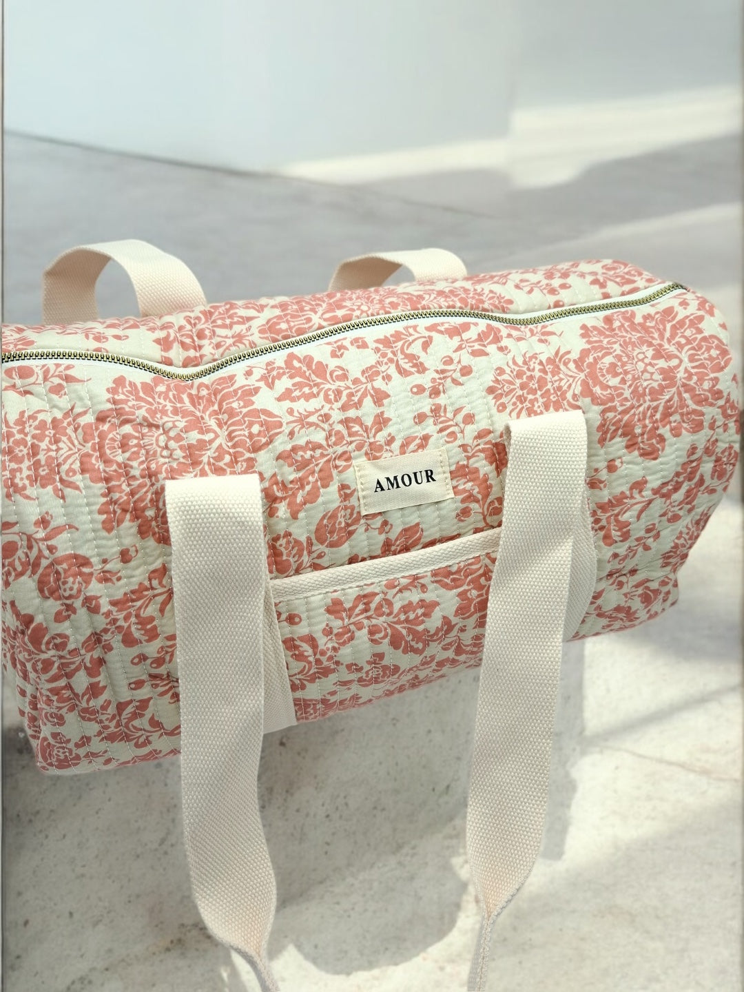 Sac polochon blanc en coton liberty fleuri corail