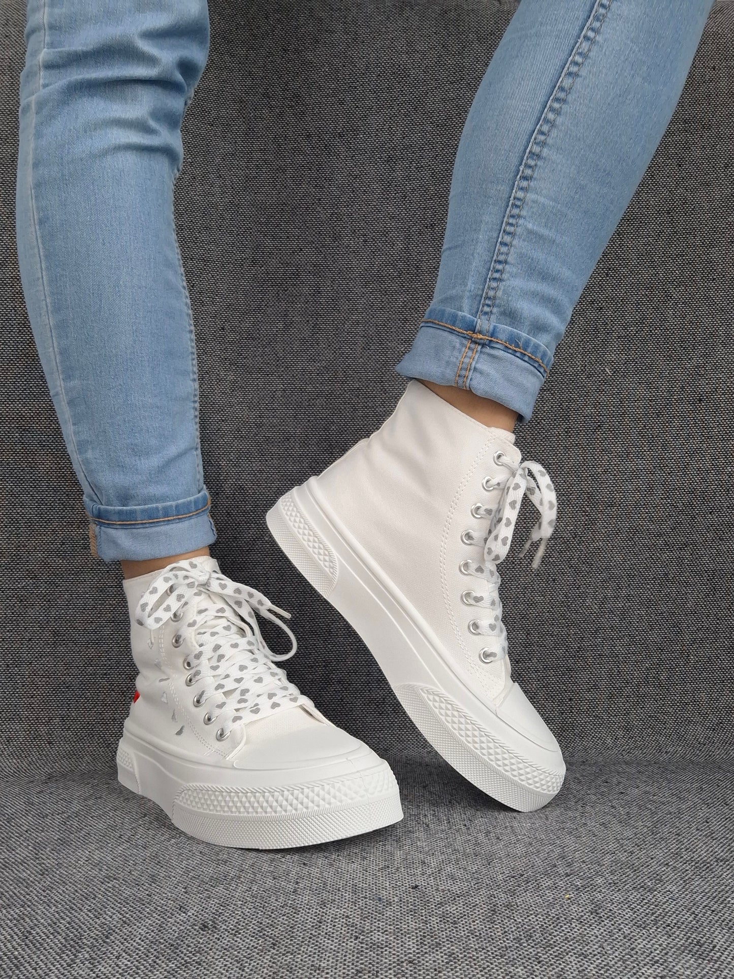Chaussures baskets hautes en tissu toile beige avec motifs coeurs semelles compensées