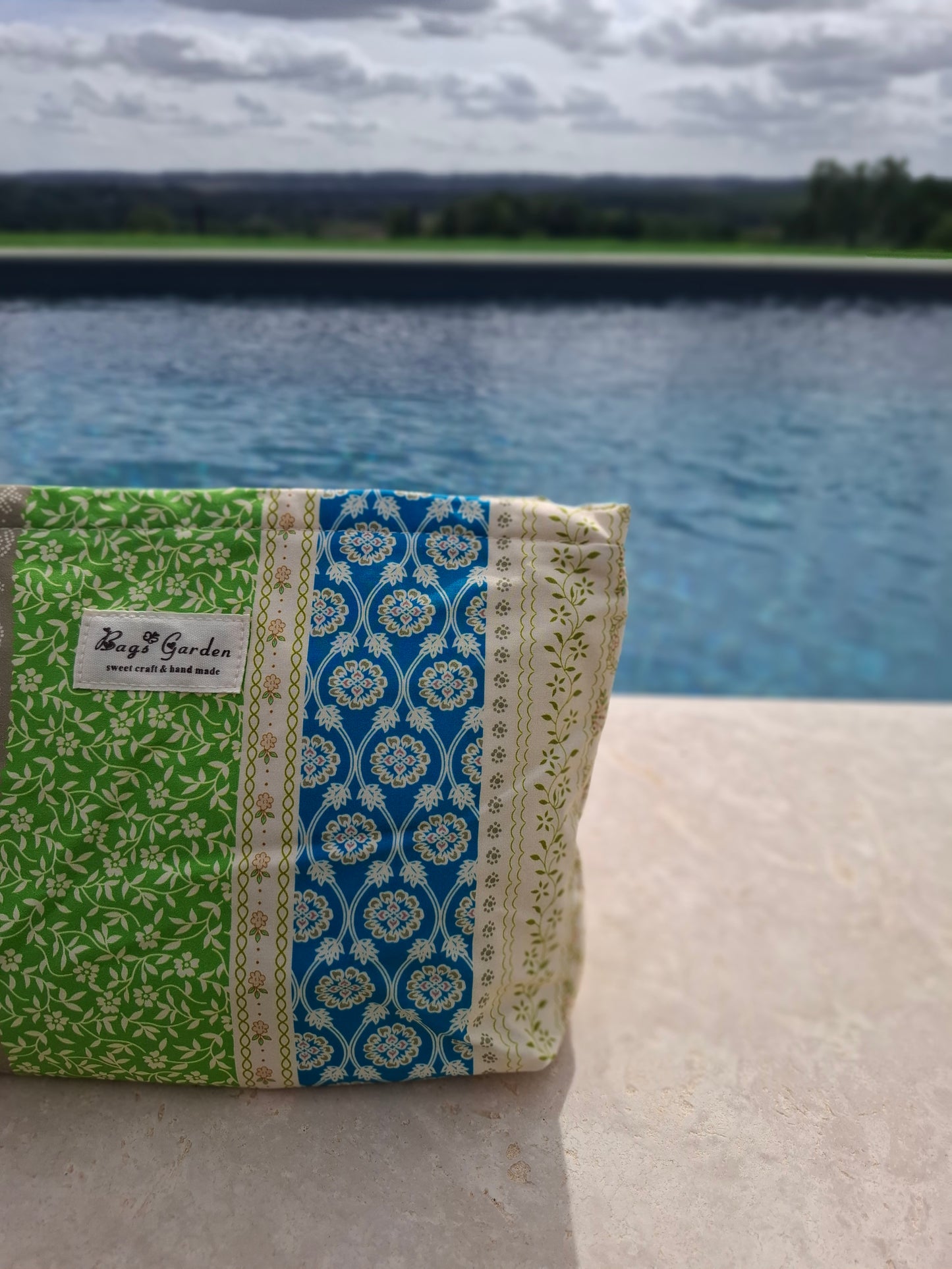 Trousse en tissu imperméabilisé motifs patchwork multicolores imprimés floraux et géométriques vert beige bleu
