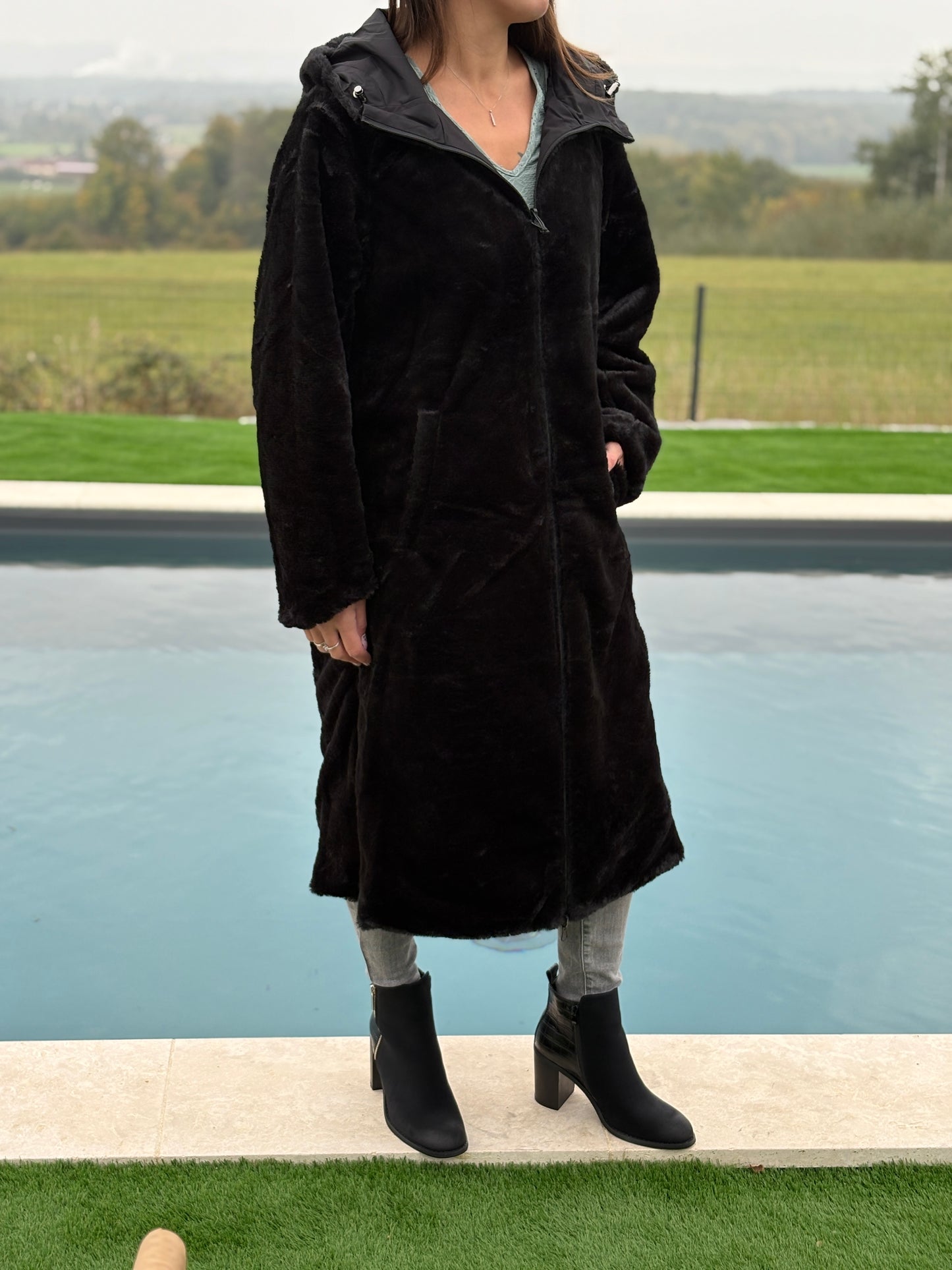 Manteau long réversible noir fausse fourrure avec capuche et cordons de serrage à la taille