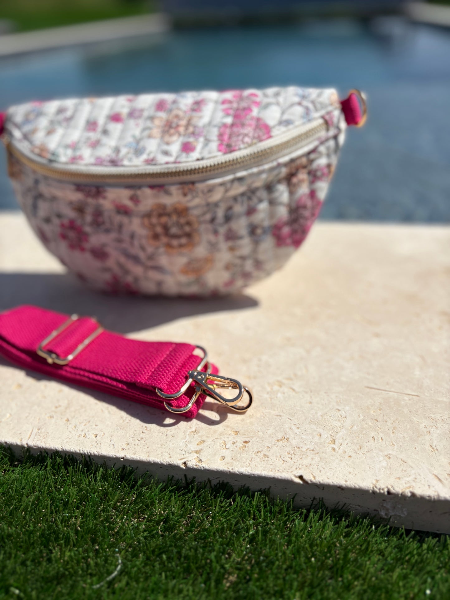 Sac banane en coton matelassé liberty blanc motif floral rose fuschia