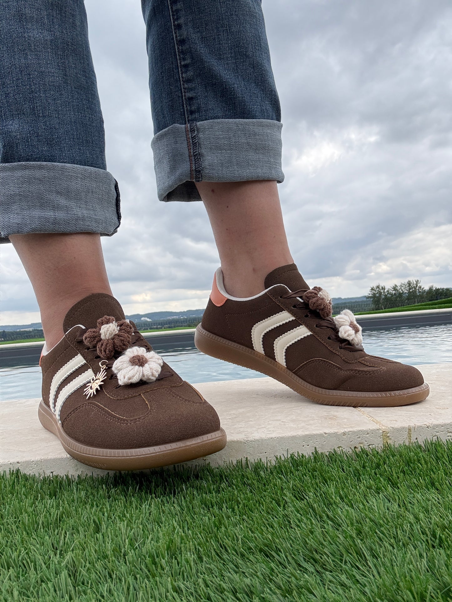 Chaussures baskets plates marron avec deux bandes blanches (bijoux de lacets)