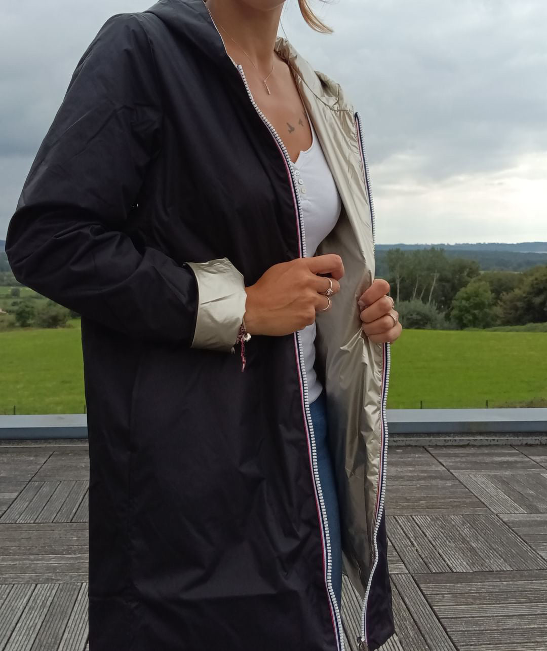 Laura Jo - Imperméable réversible long mi-saison garnissage ouate couleur noir / doré - Curvy