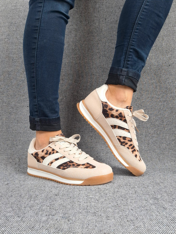 Chaussures baskets basses taupe léopard avec bandes blanches style sneakers