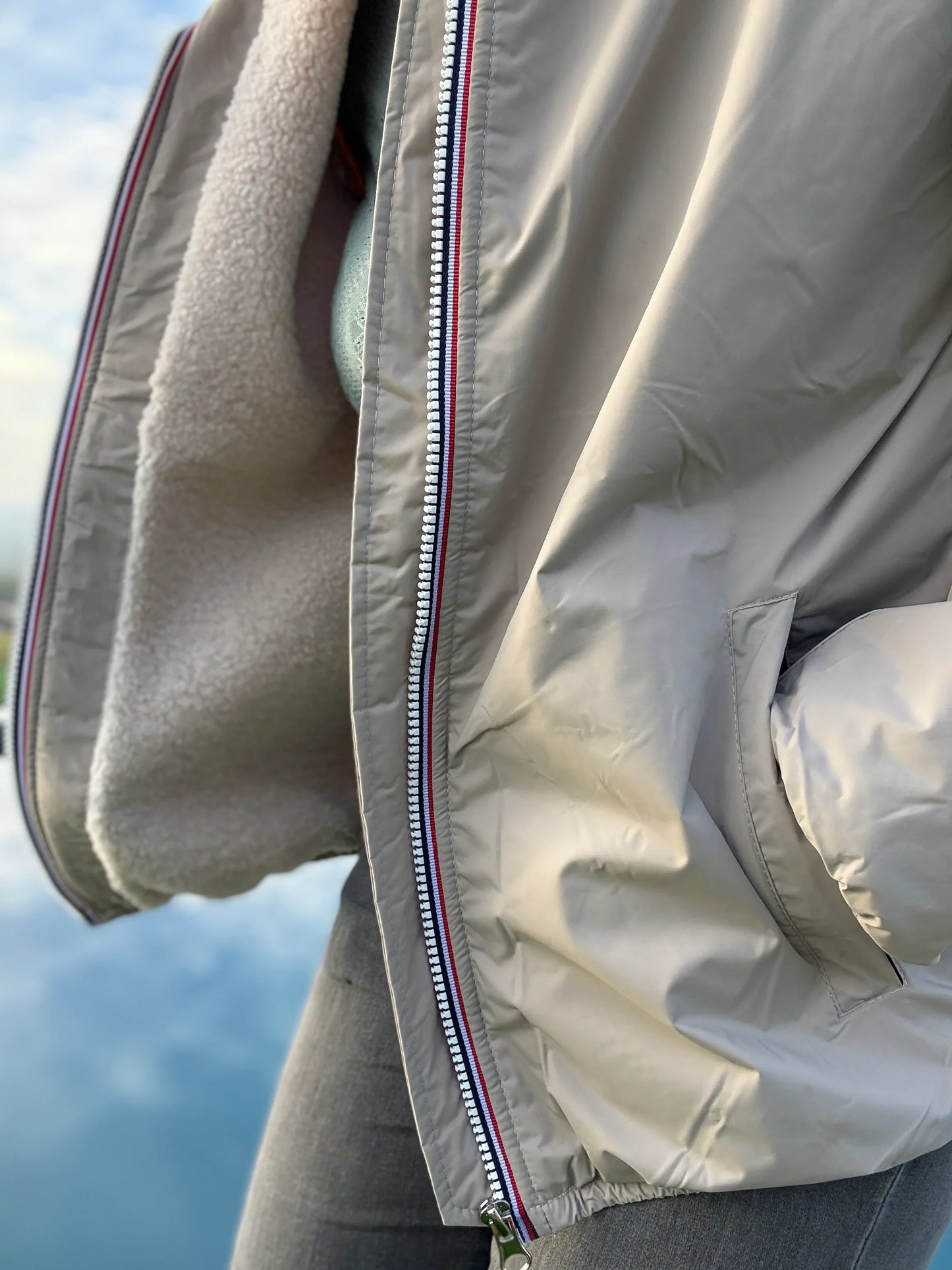 Laura Jo - Chubasquero corto forrado de pelo sintético beige con interior de imitación borreguillo beige