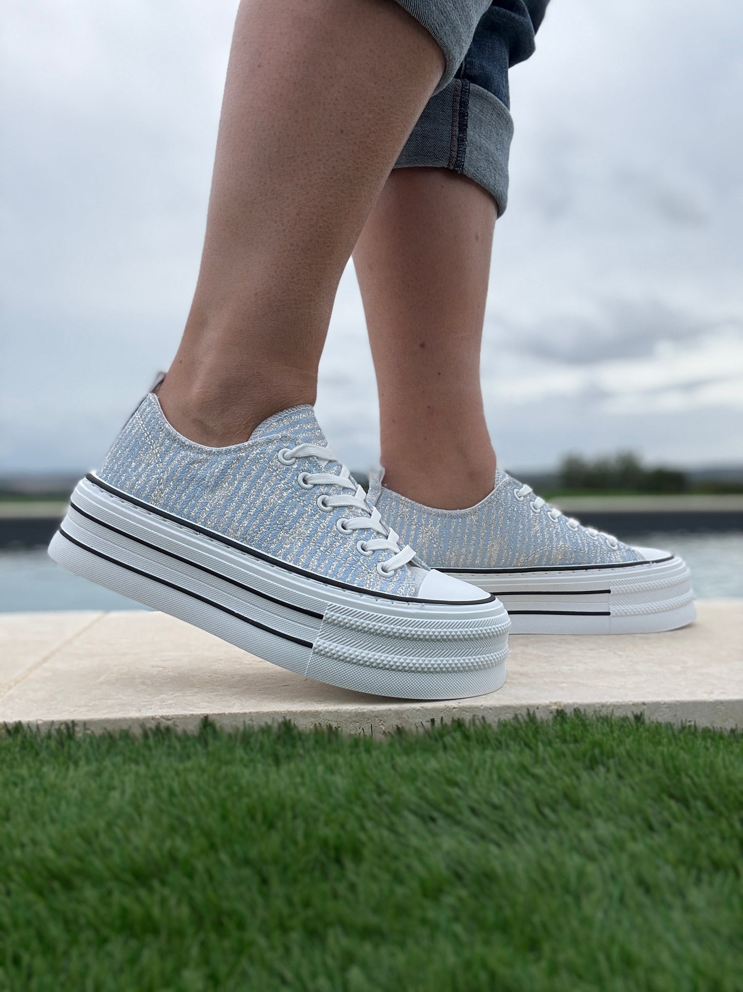 Chaussures baskets à rayures brillantes bleu semelle compensée style converse