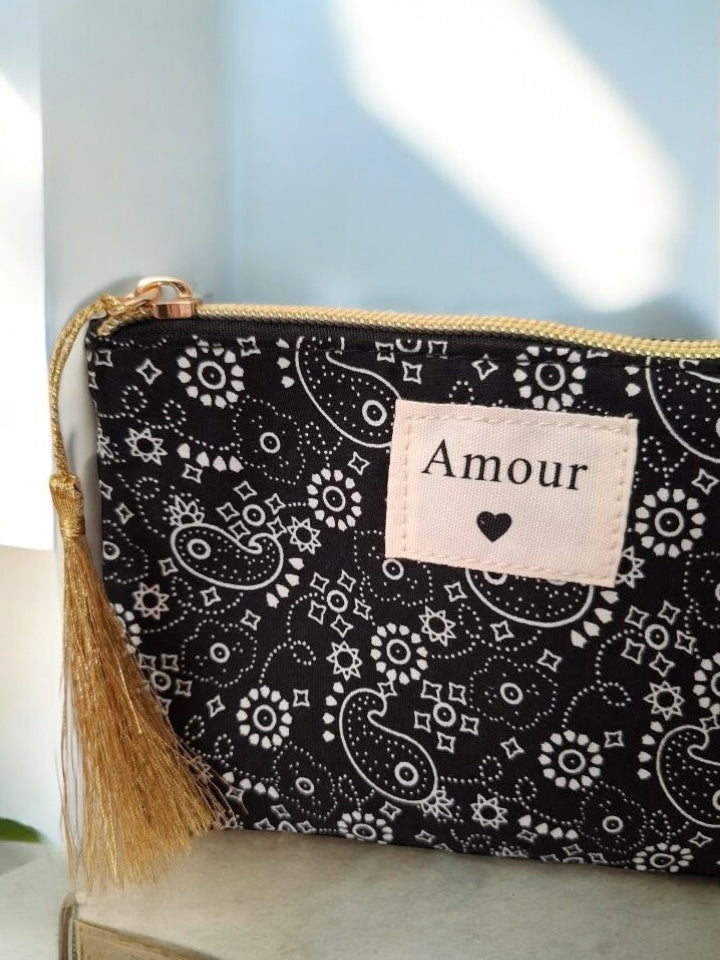 Pochette en tissu noir motifs bandana “Amour”