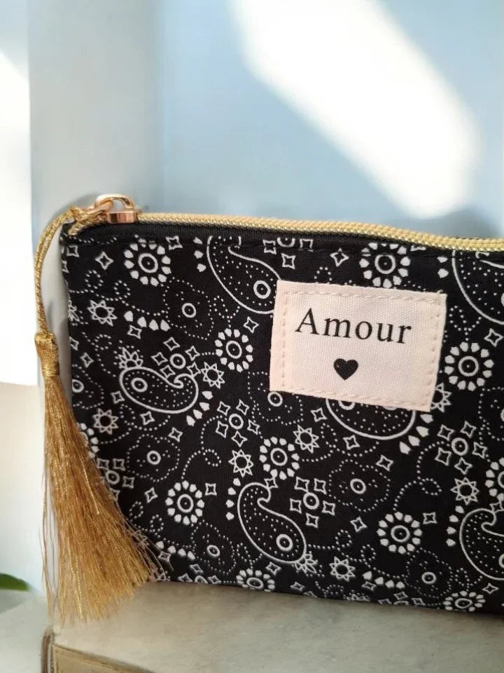 Pochette en tissu noir motifs bandana “Amour”