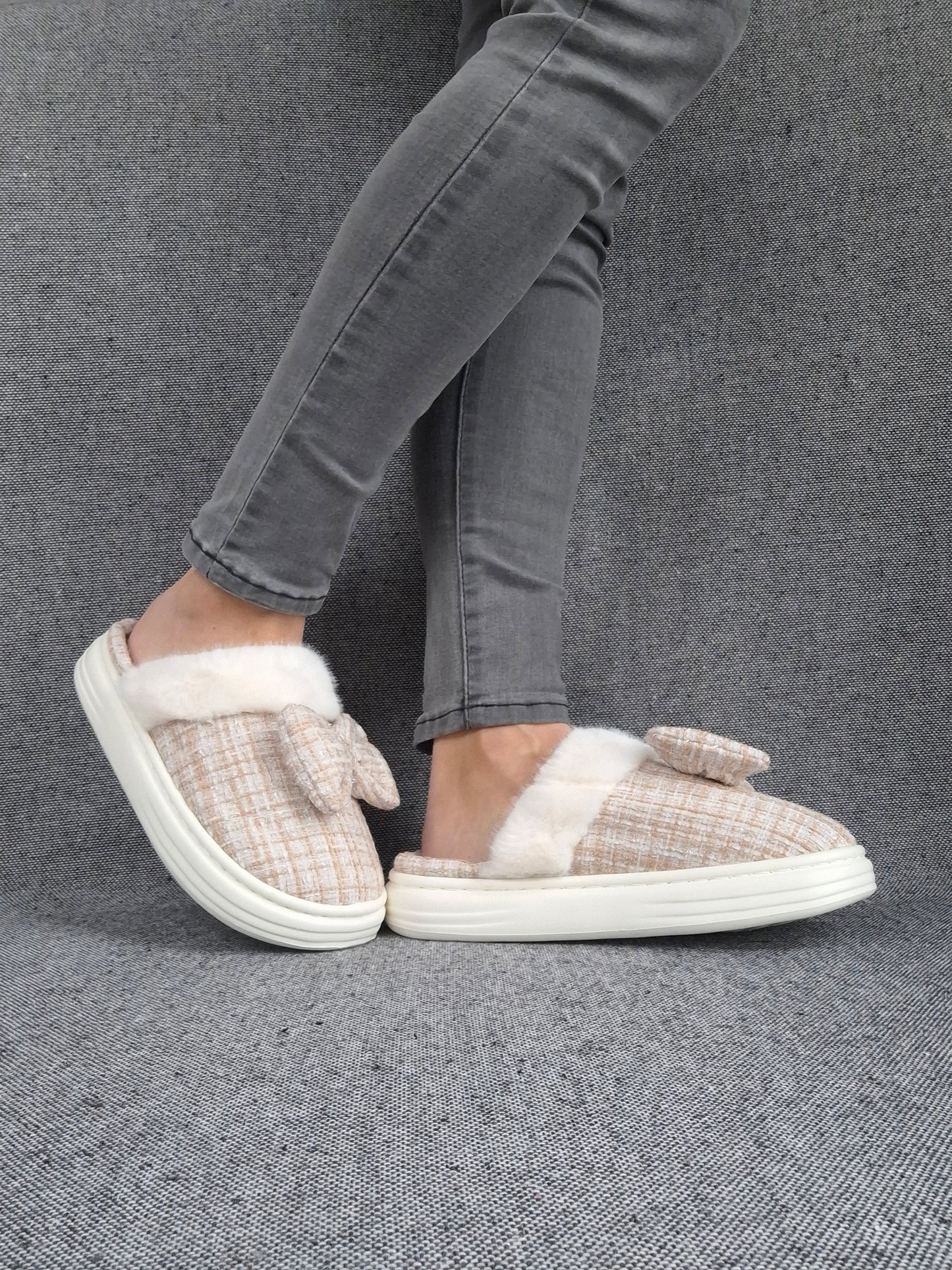 Chaussons fourrés beige et blanc en tissu à carreaux avec noeud