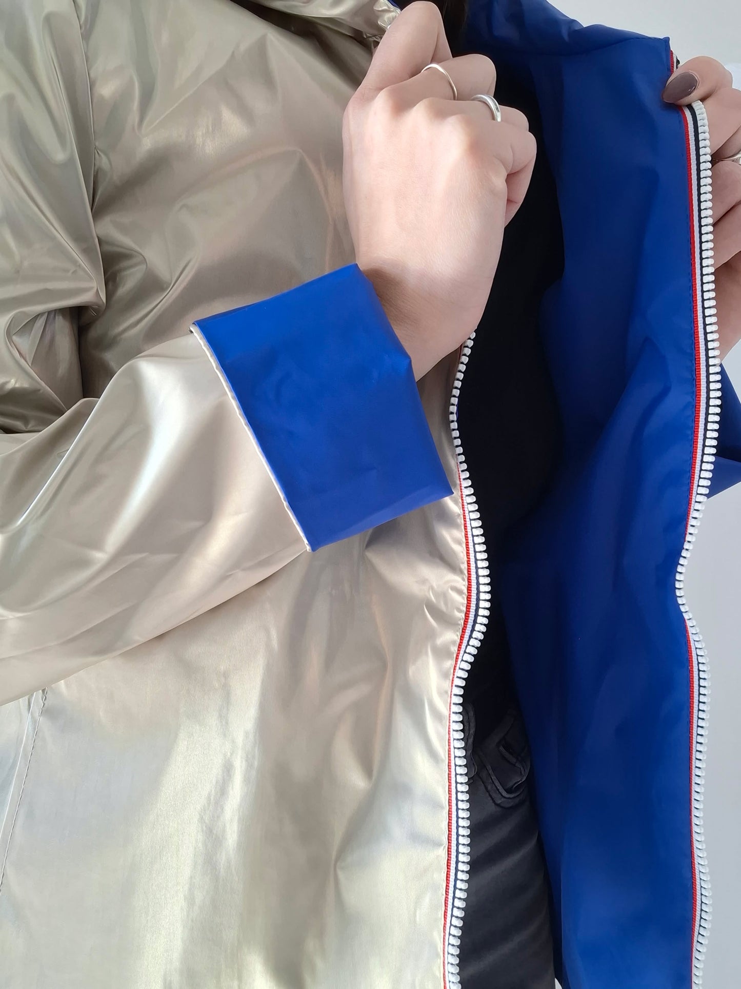 Laura Jo - Imperméable réversible court sans garnissage ouate couleur bleu électrique doré