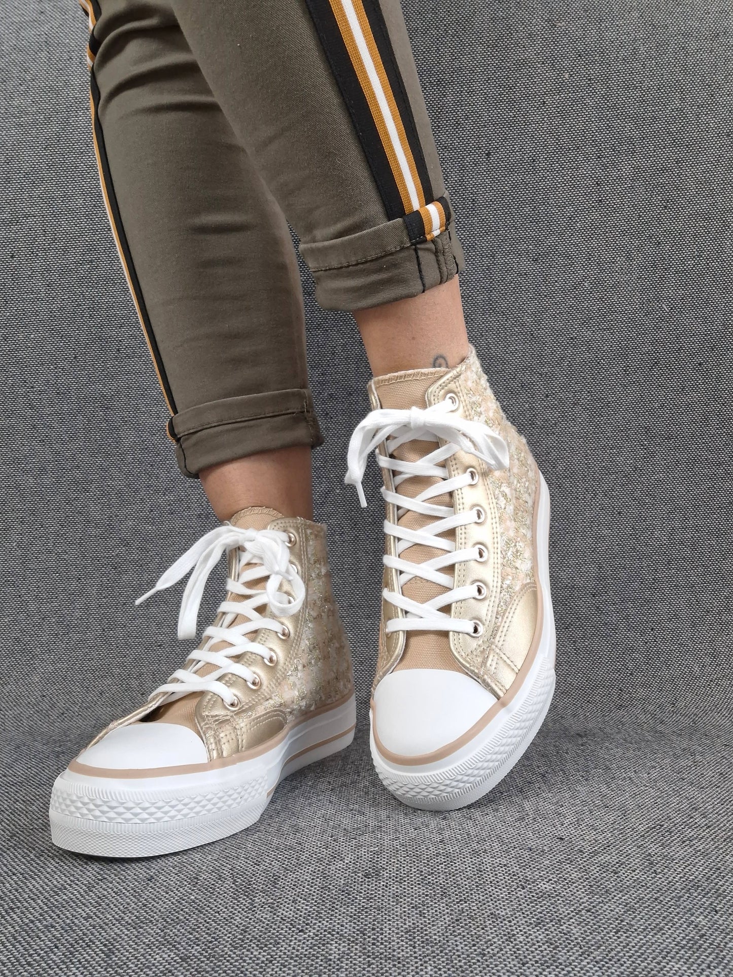 Chaussures baskets hautes en tweed doré style converse