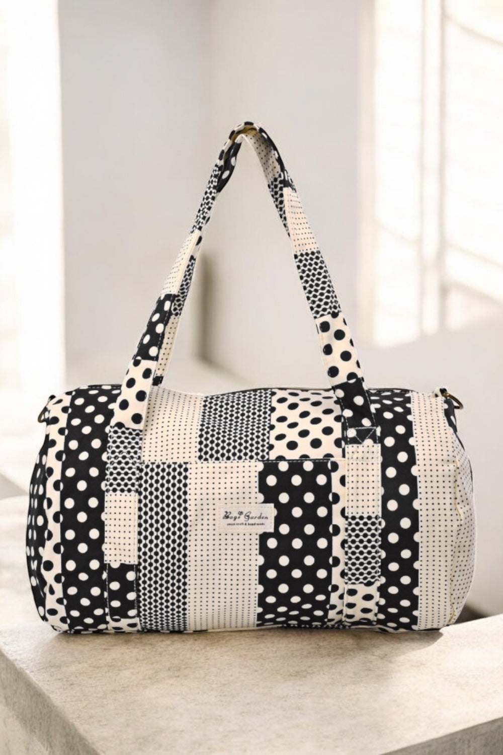 Sac polochon week end de voyage en tissu coton patchwork motifs à pois noir et blanc