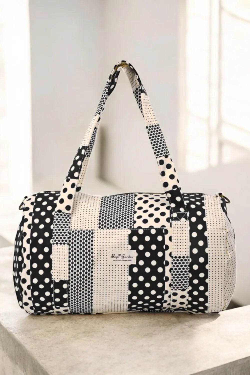 Sac polochon week end de voyage en tissu coton patchwork motifs à pois noir et blanc