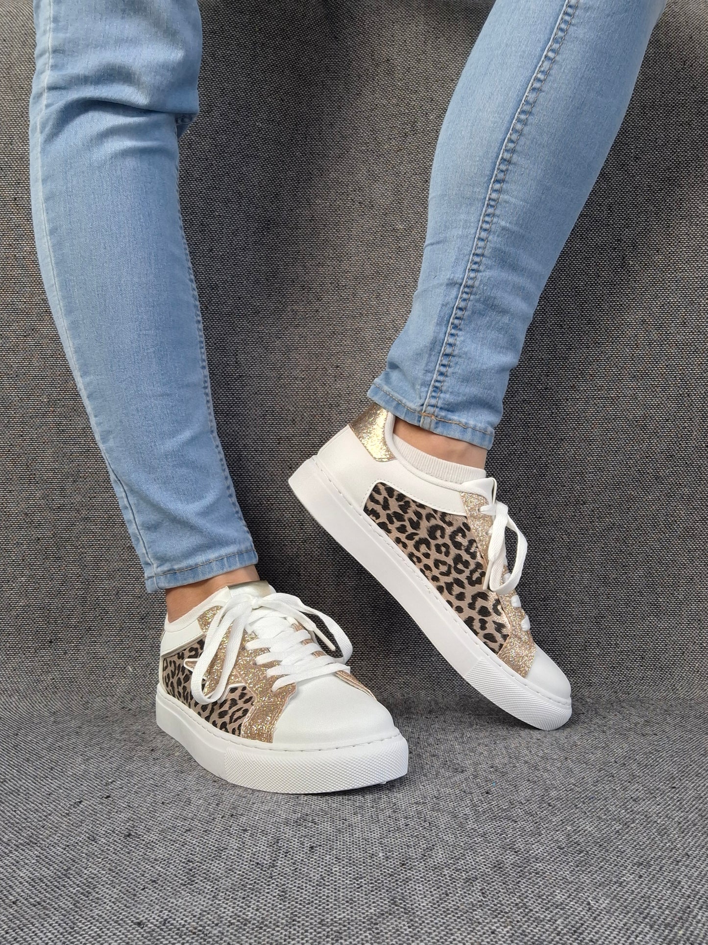 Chaussures baskets blanches beige motif léopard étoile style sneakers
