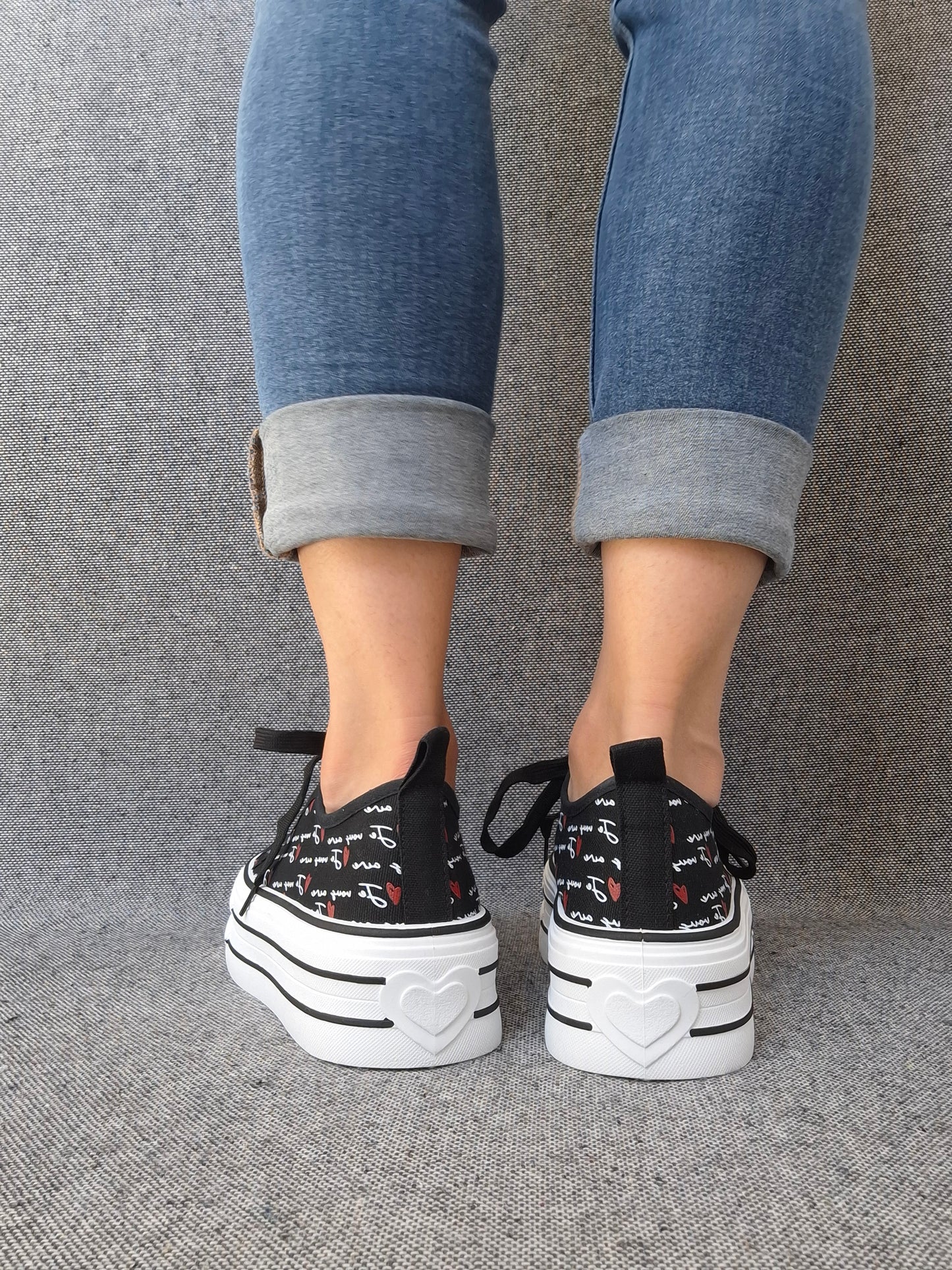 Chaussures baskets basses compensées tissu noir avec inscription “je vous aime”