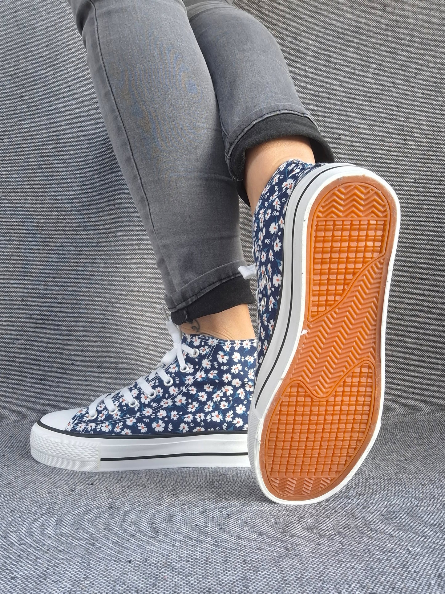 Chaussures baskets hautes motifs liberty fleurs bleu marine en tissu style converse