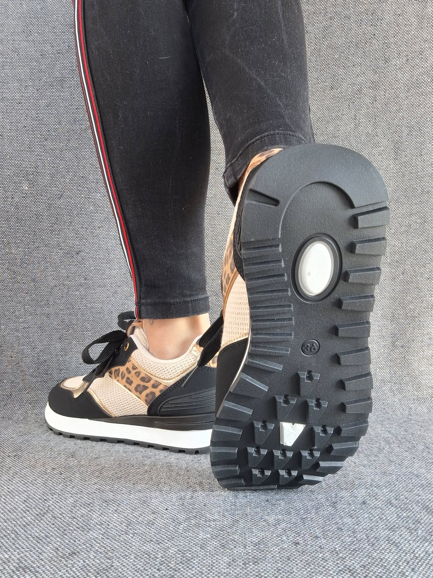 Chaussures baskets en tissu beige et noir avec un motif léopard style sneakers
