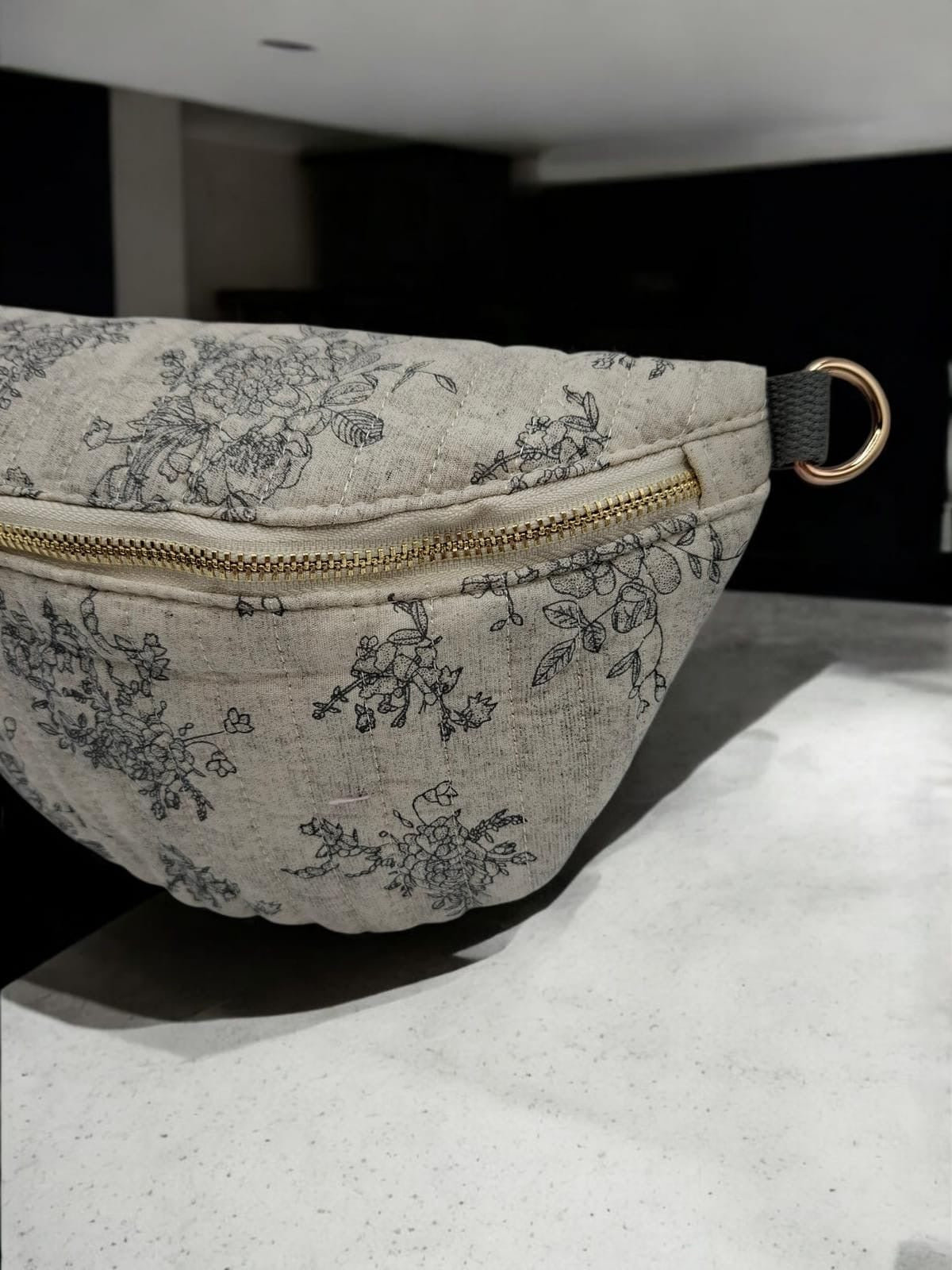 Sac banane en coton matelassé liberty blanc motif floral gris