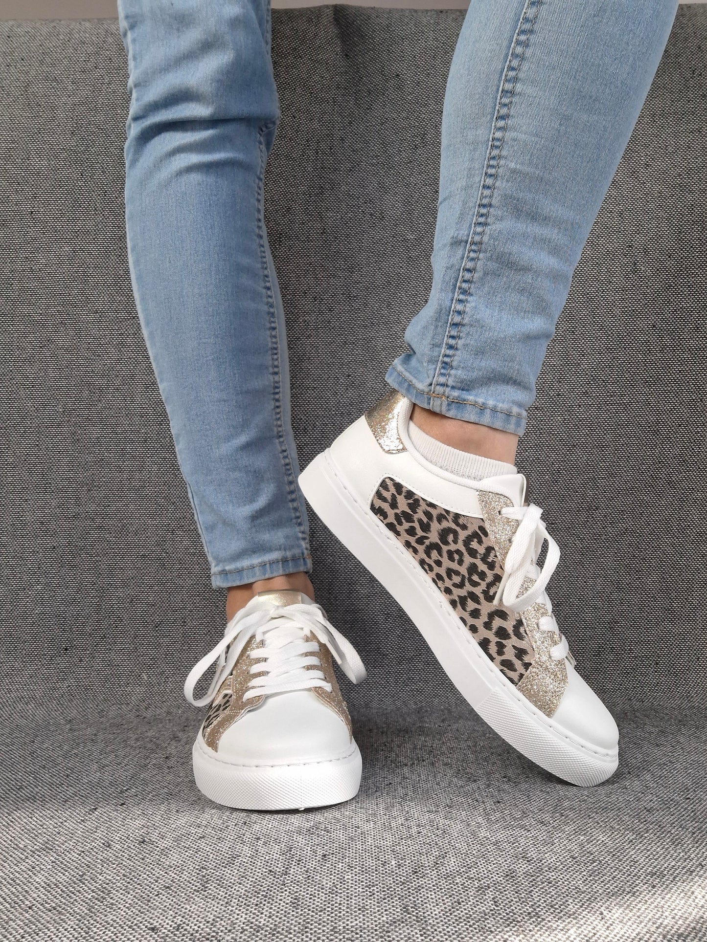 Chaussures baskets blanches beige motif léopard étoile style sneakers