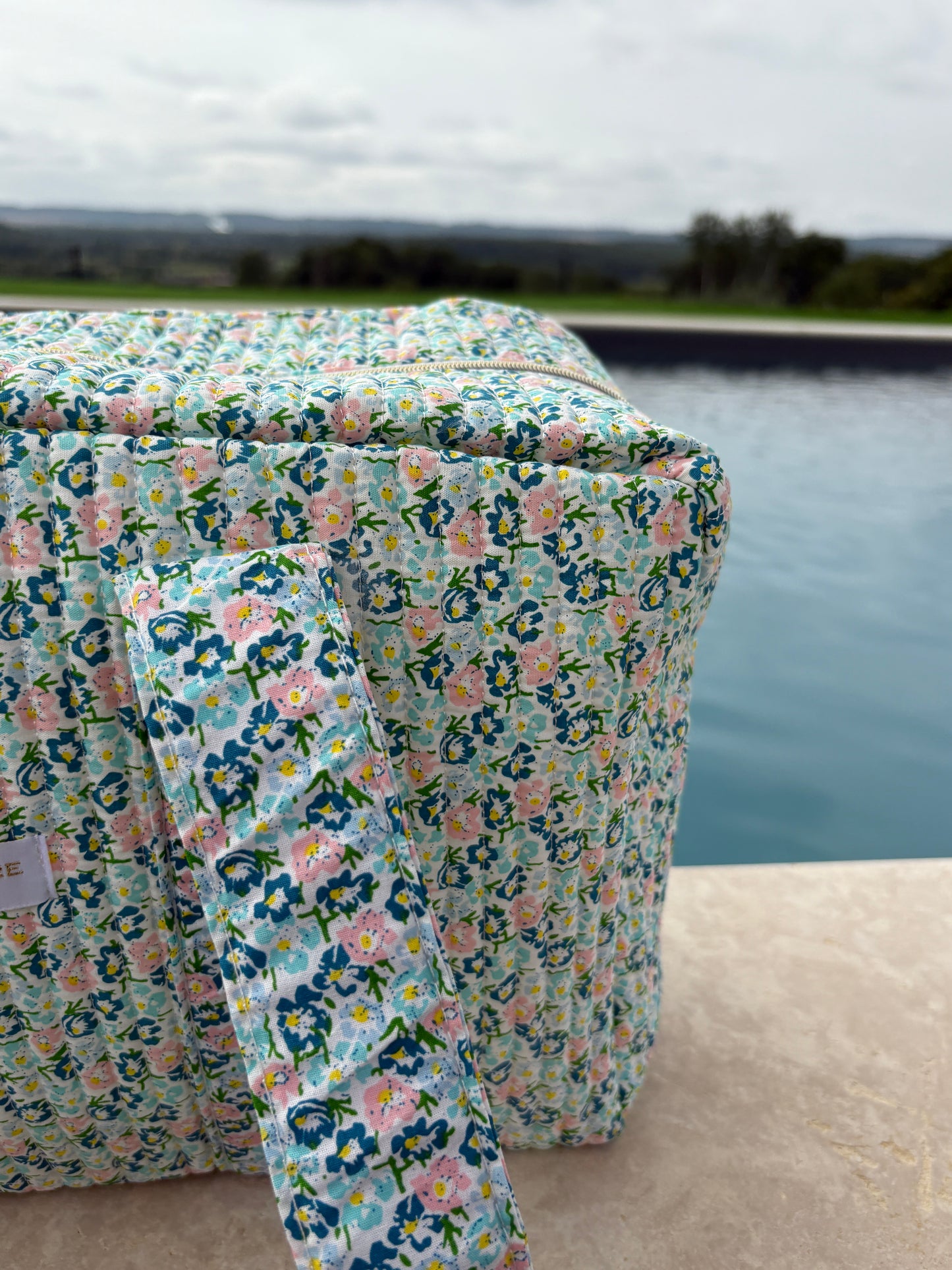 Sac week-end polochon en coton matelassé liberty fleuri bleu turquoise et touches orange