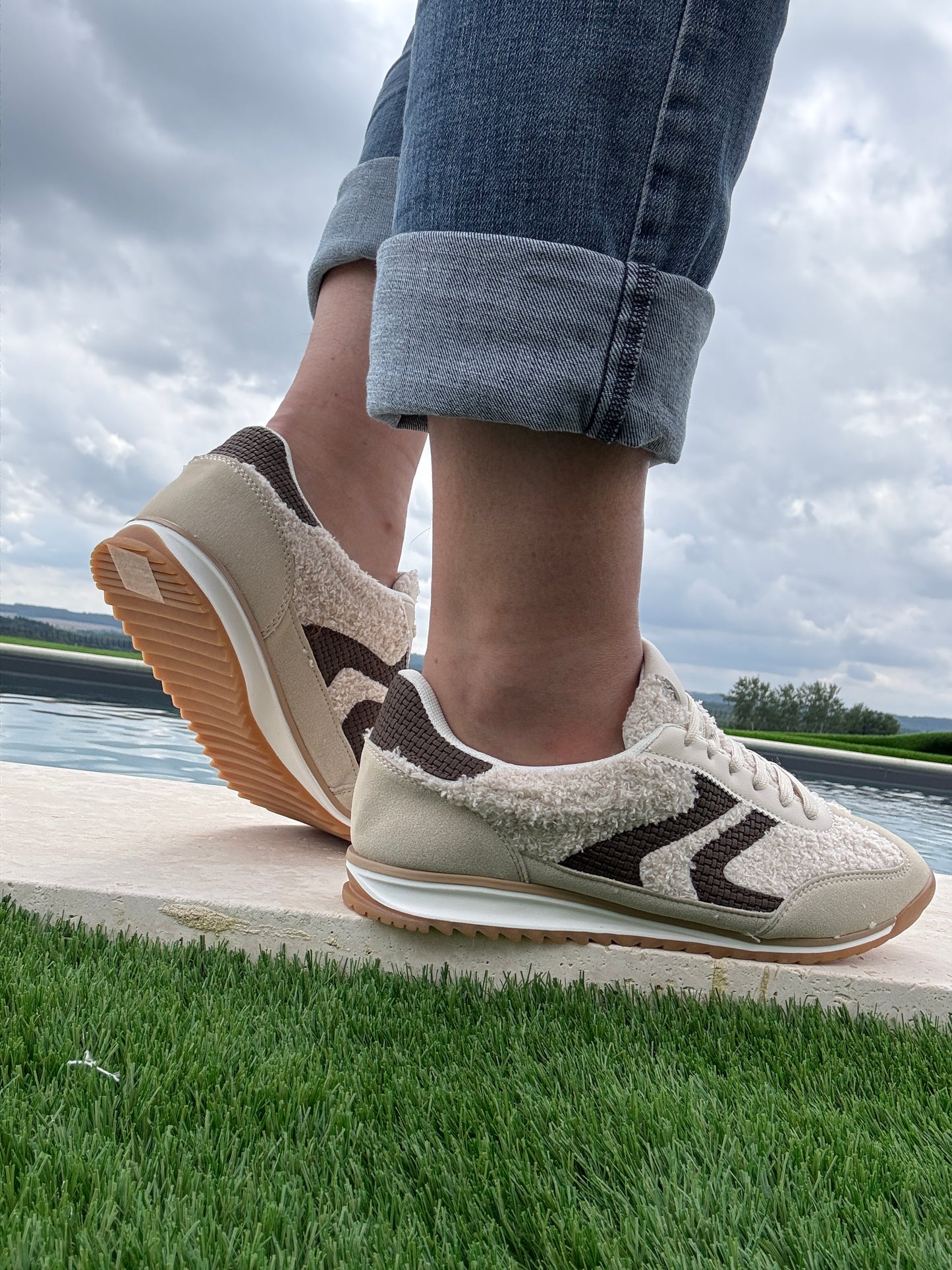 Nouveautés - Chaussures baskets en moumoute bouclettes blanches et noires avec motif en zigzag