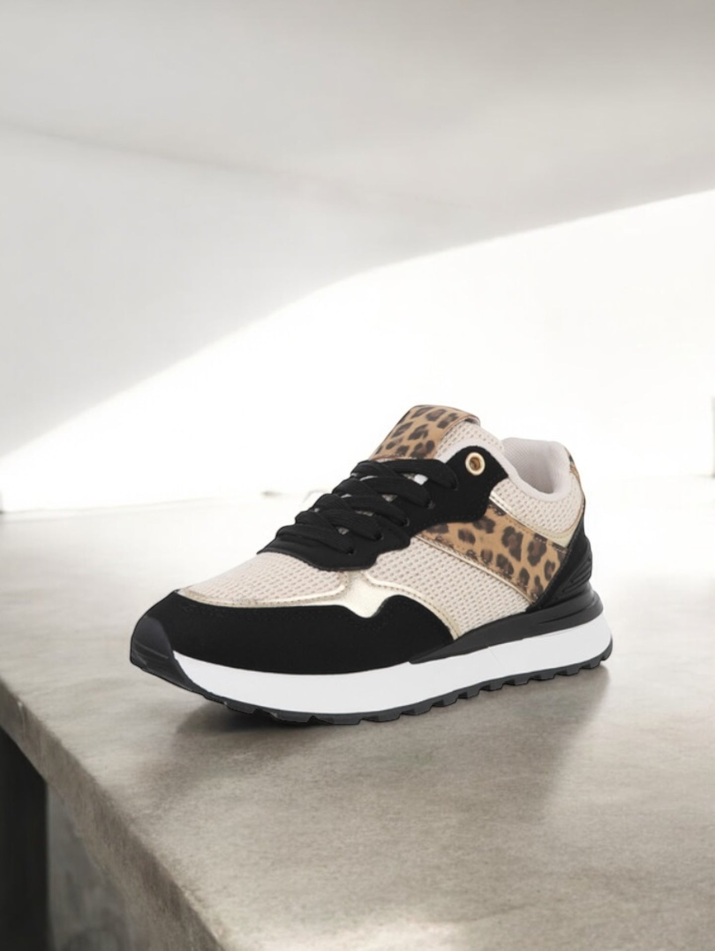 Chaussures baskets en tissu beige et noir avec un motif léopard style sneakers