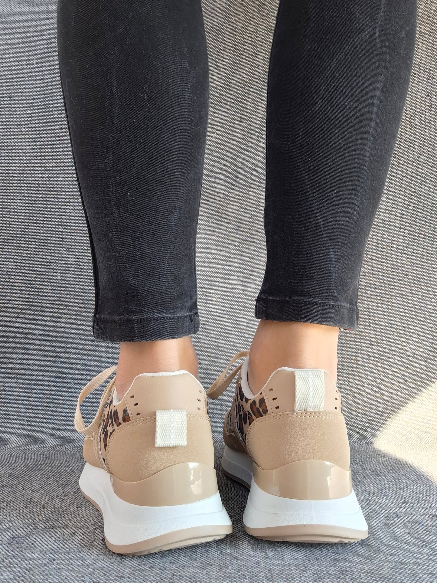 Chaussures baskets en tissu beige léopard avec une bande argentée pailletée style sneakers
