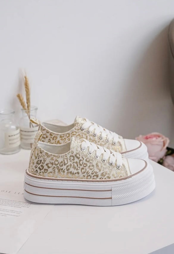 Chaussures baskets basses semelle compensée tissu motif léopard doré style converse