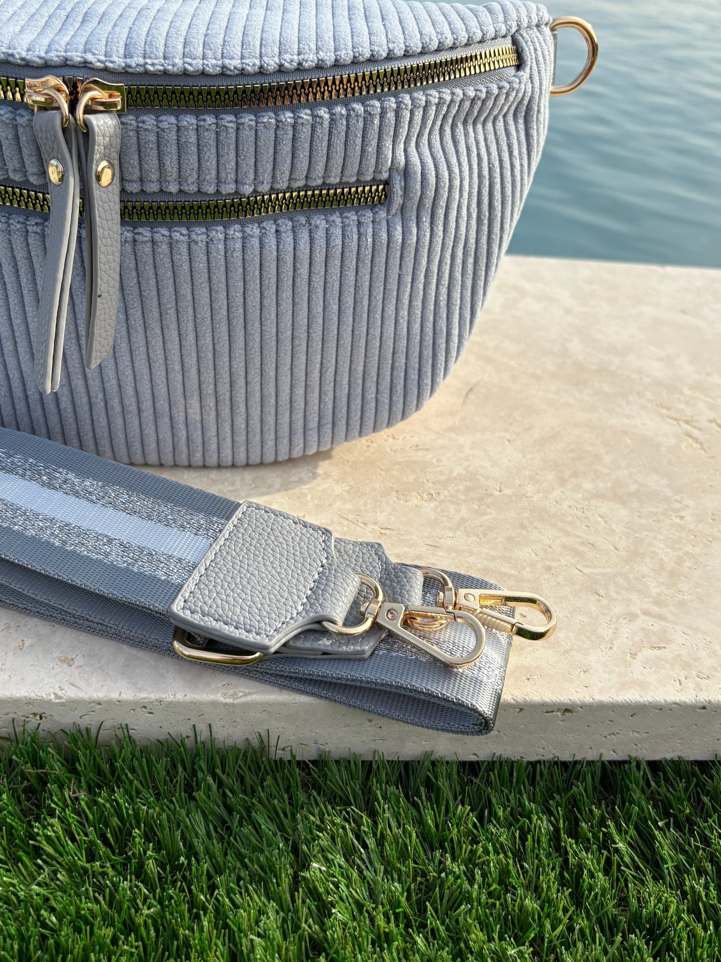 Sac banane XL velours côtelé 2 poches bleu ciel sangle fantaisie