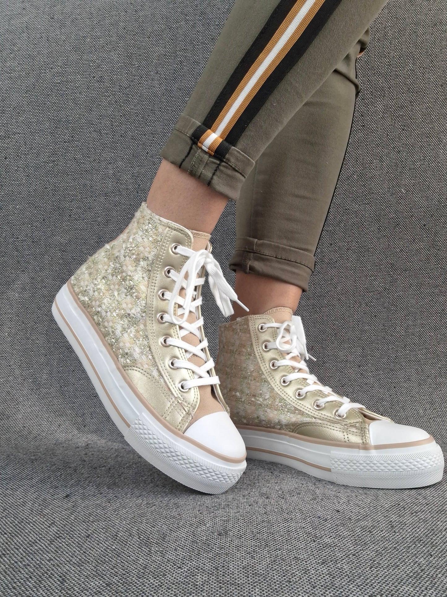 Chaussures baskets hautes en tweed doré style converse