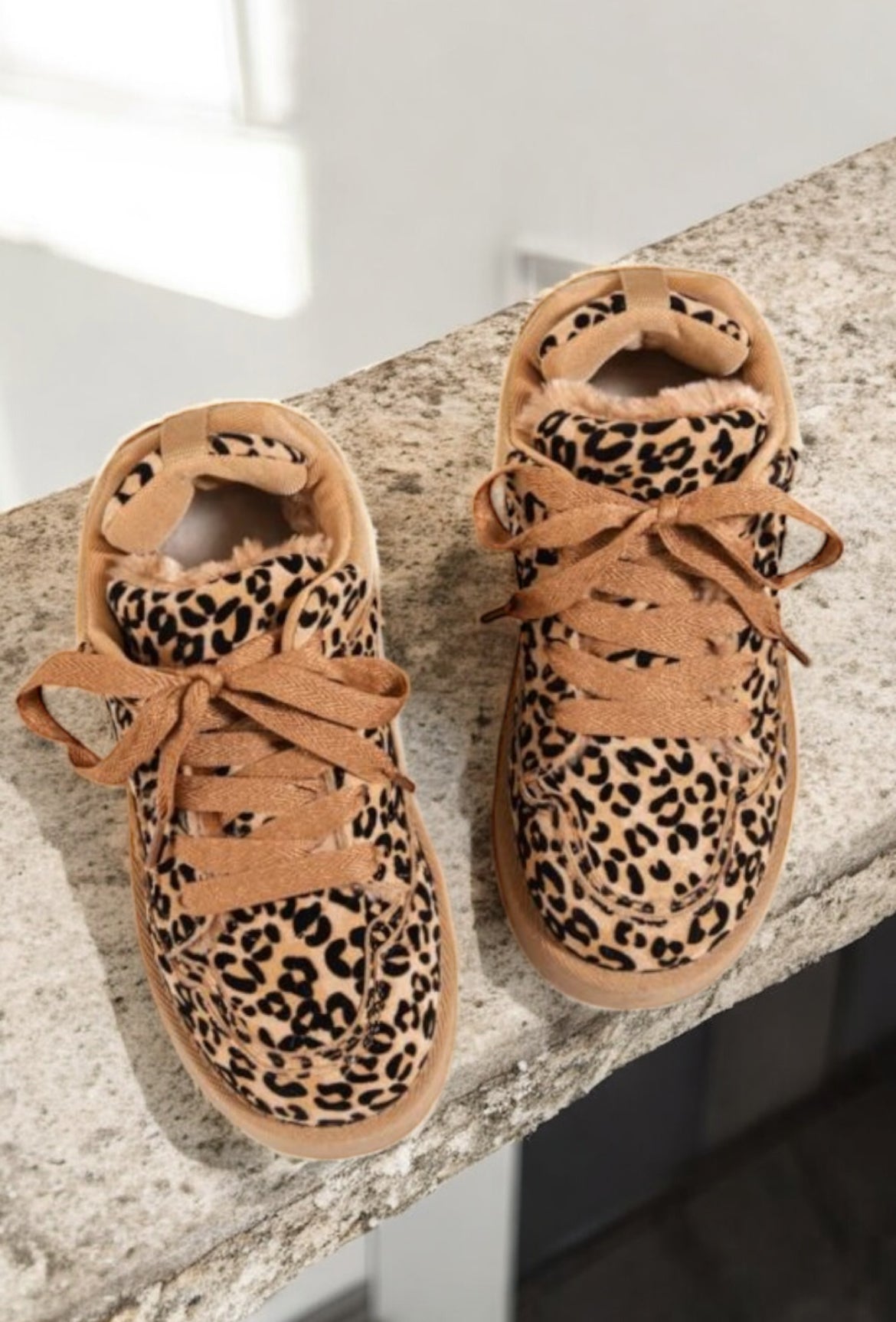 Chaussures baskets basses légèrement compensées fourrées motif léopard style sneakers