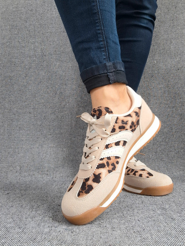 Chaussures baskets basses taupe léopard avec bandes blanches style sneakers