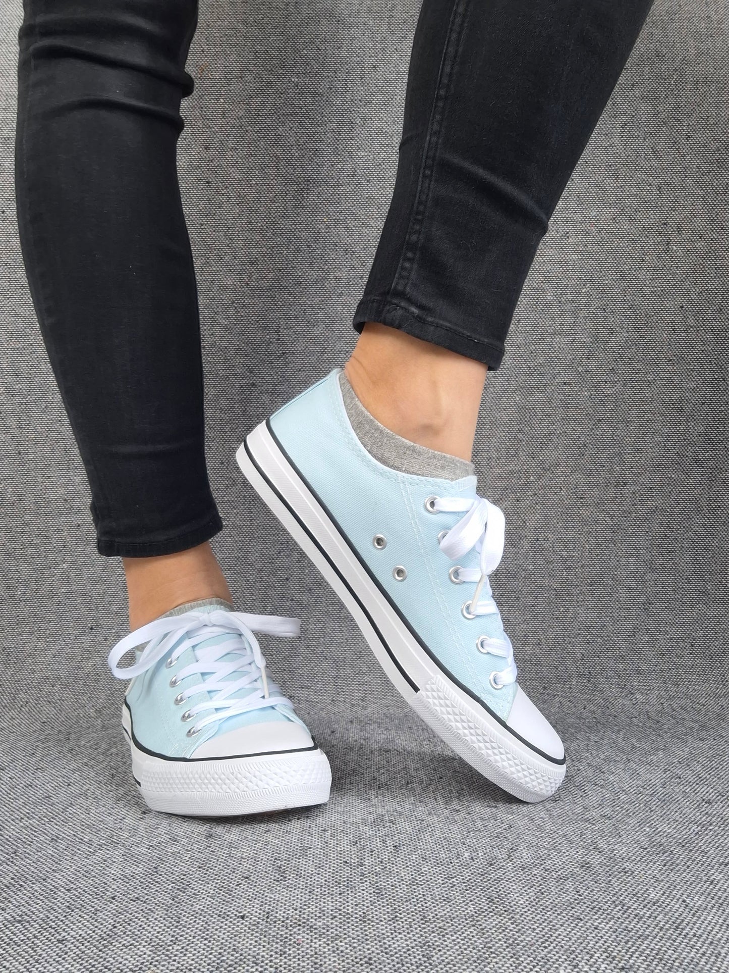 Chaussures baskets basses bleu ciel et blanc type converse