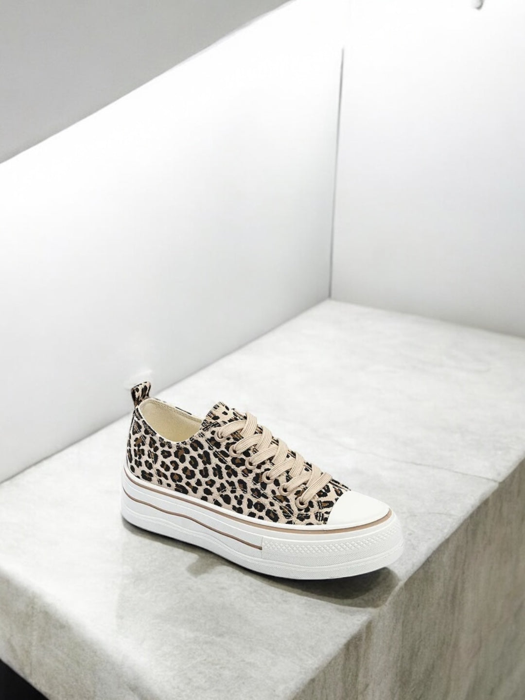 Chaussures baskets à imprimé léopard semelle épaisse style converse