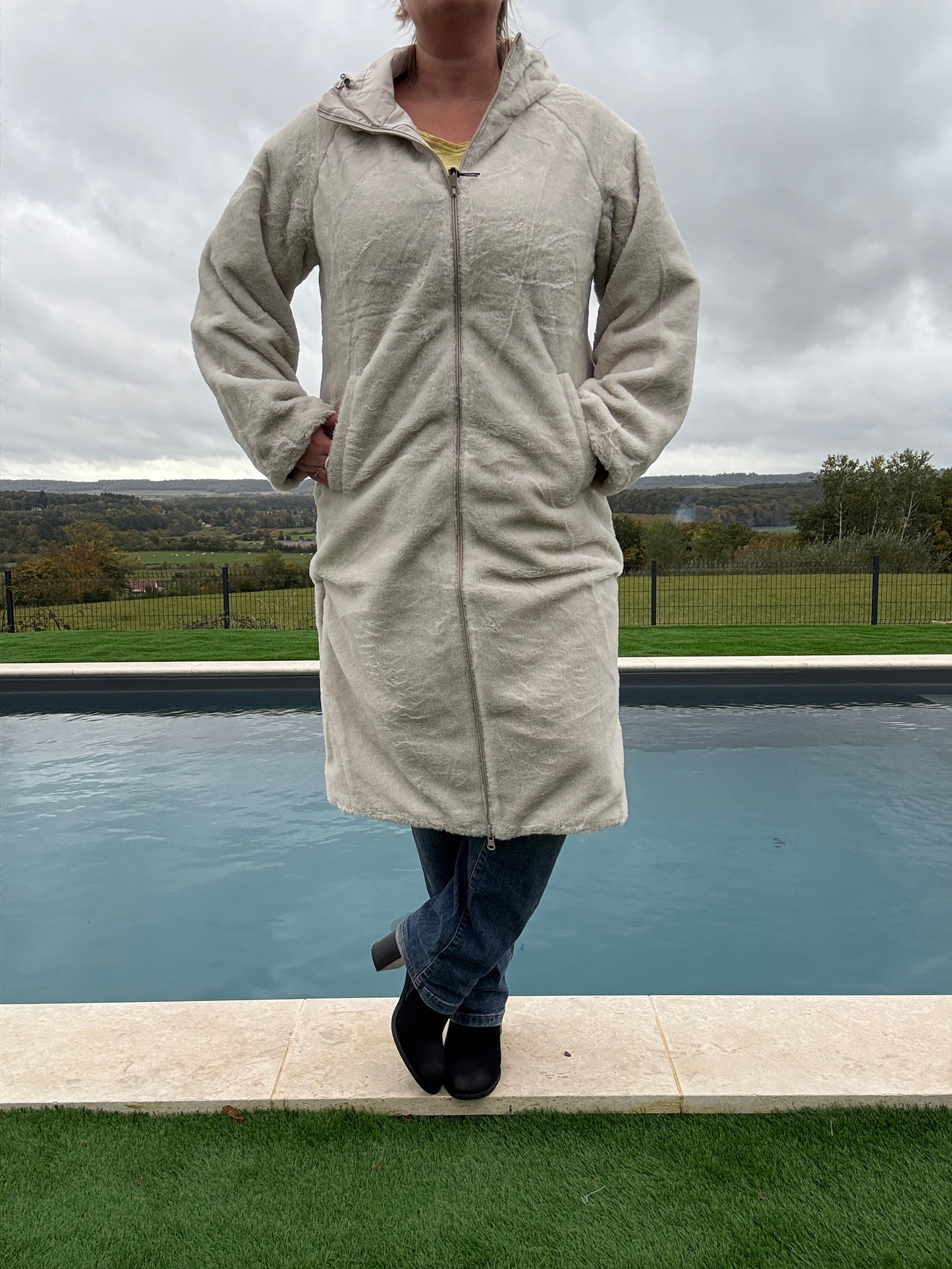 Melya Melody - Manteau long réversible blanc crème fausse fourrure avec capuche et cordons de serrage à la taille