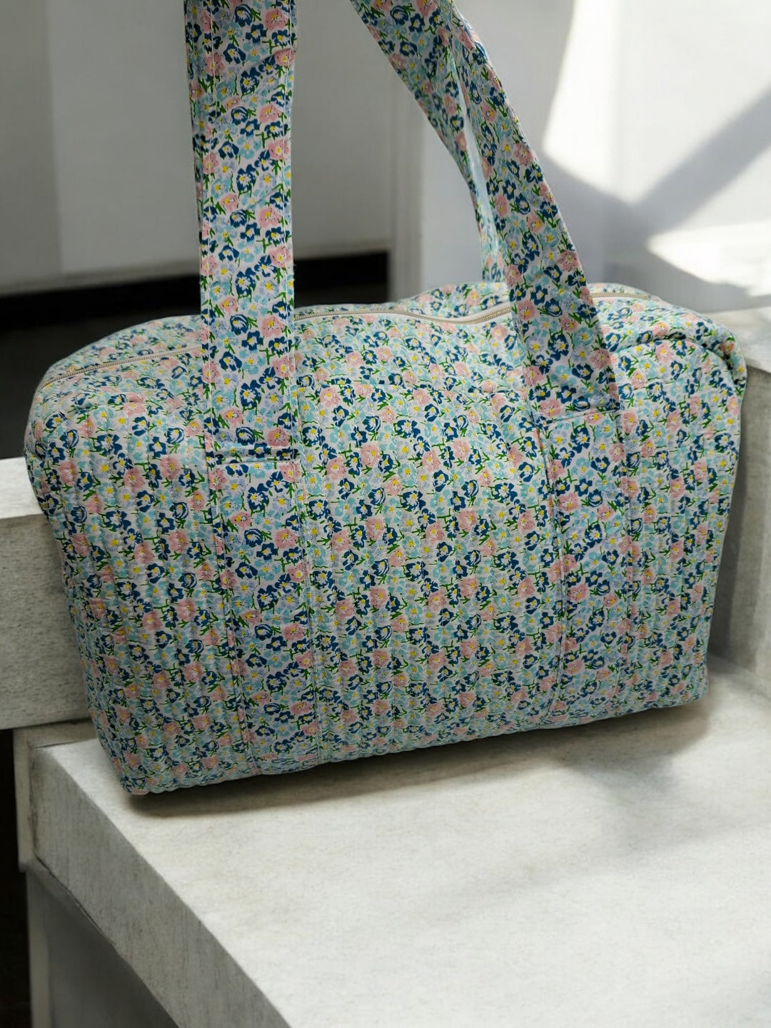 Sac week-end polochon en coton matelassé liberty fleuri bleu turquoise et touches orange