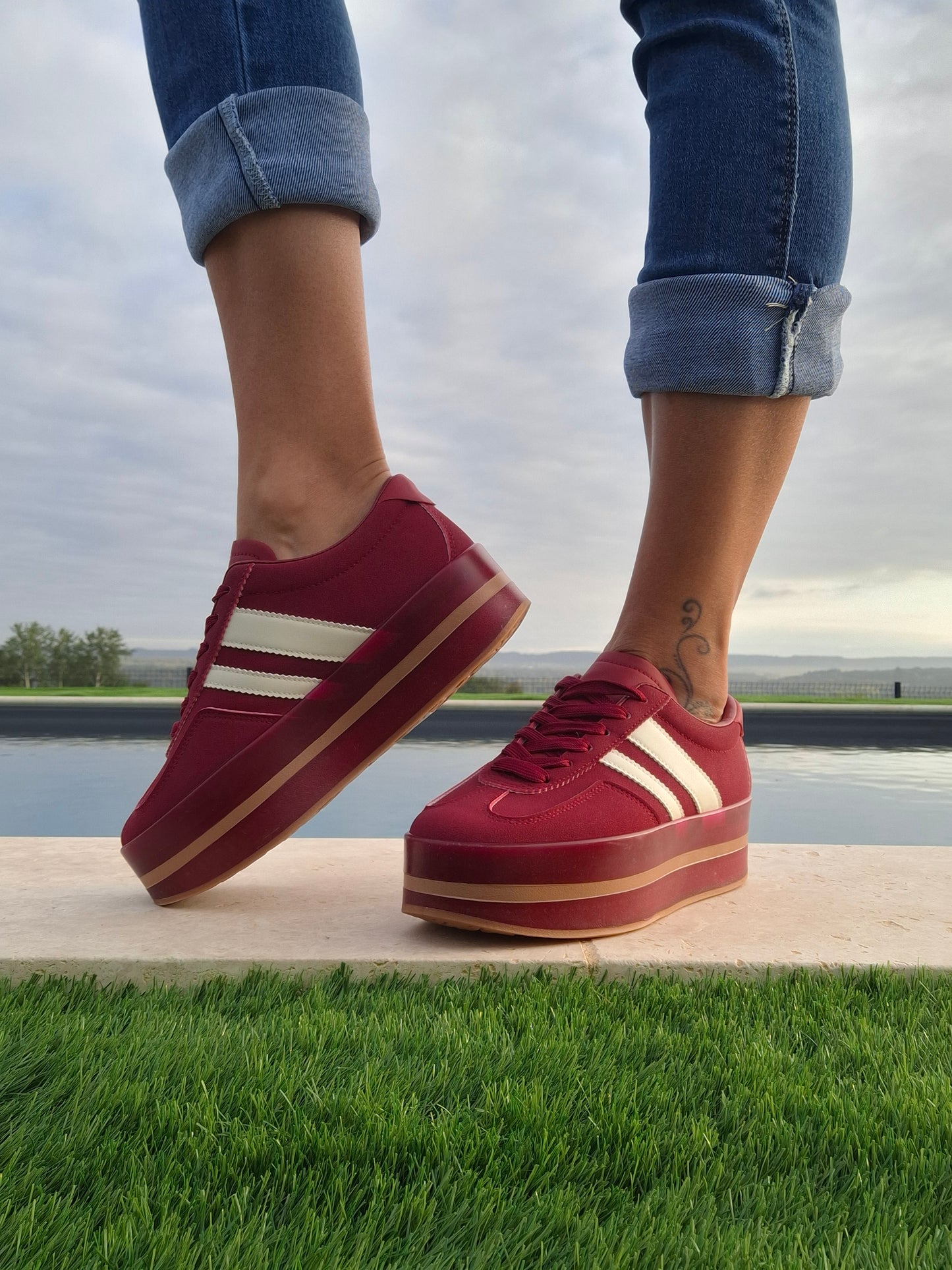 Chaussures baskets basses compensées rouge bordeaux avec bandes blanches style sneakers campus