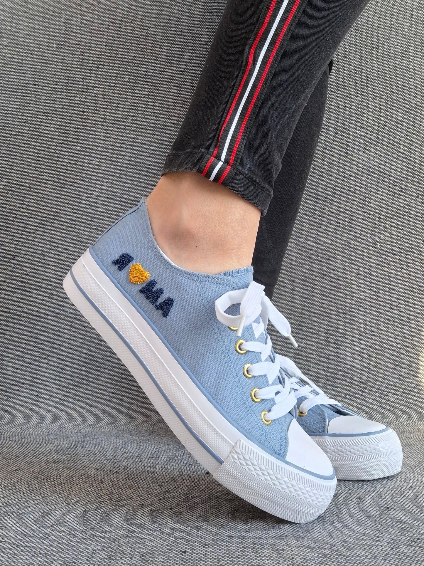 Chaussures baskets basses en toile bleu denim avec inscription “Amor” style converse