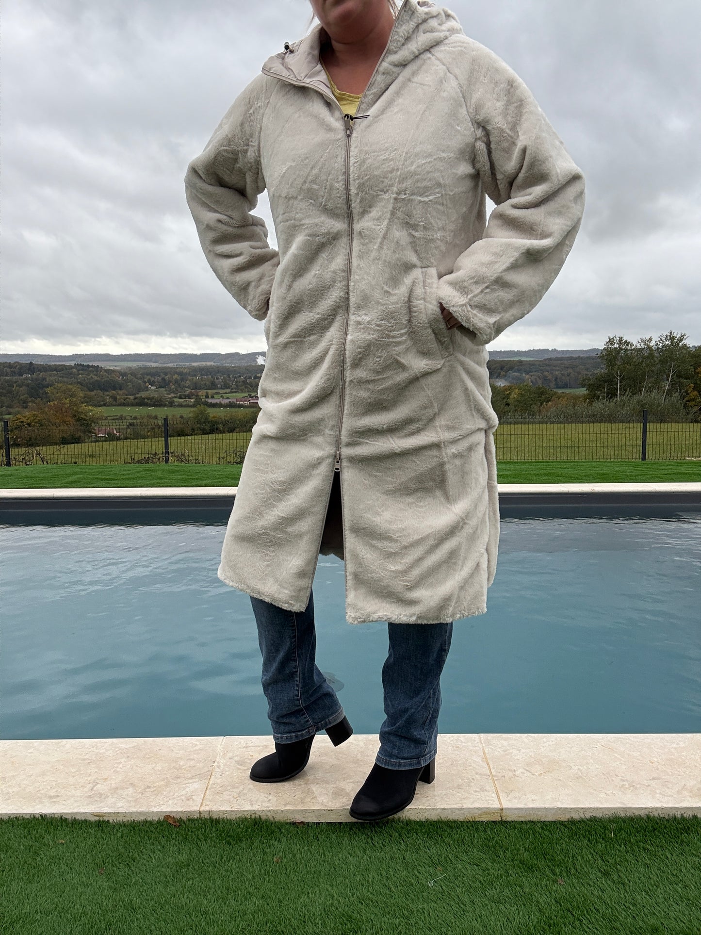 Melya Melody - Manteau long réversible blanc crème fausse fourrure avec capuche et cordons de serrage à la taille