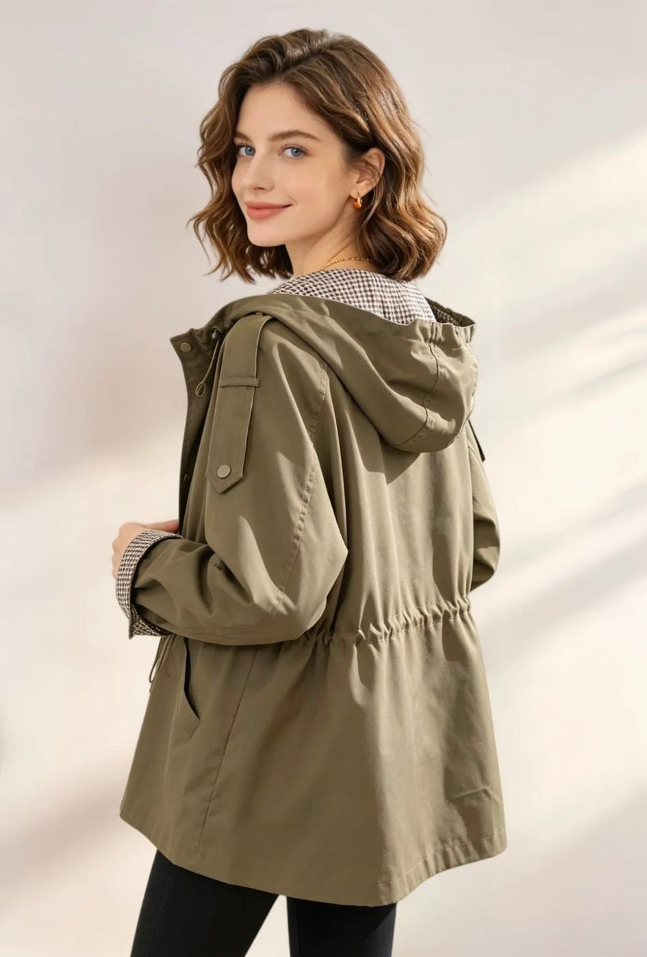 Veste Coupe-Vent Kaki Femme – Imperméable, Capuche & Taille Ajustable | Doublure Pied-de-Poule Raffinée