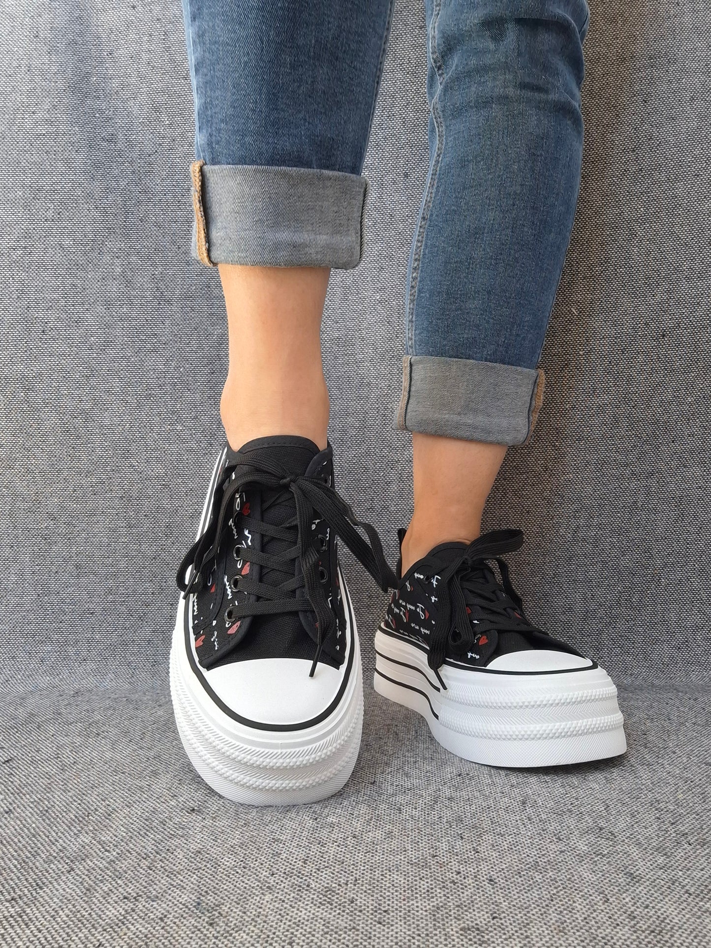 Chaussures baskets basses compensées tissu noir avec inscription “je vous aime”