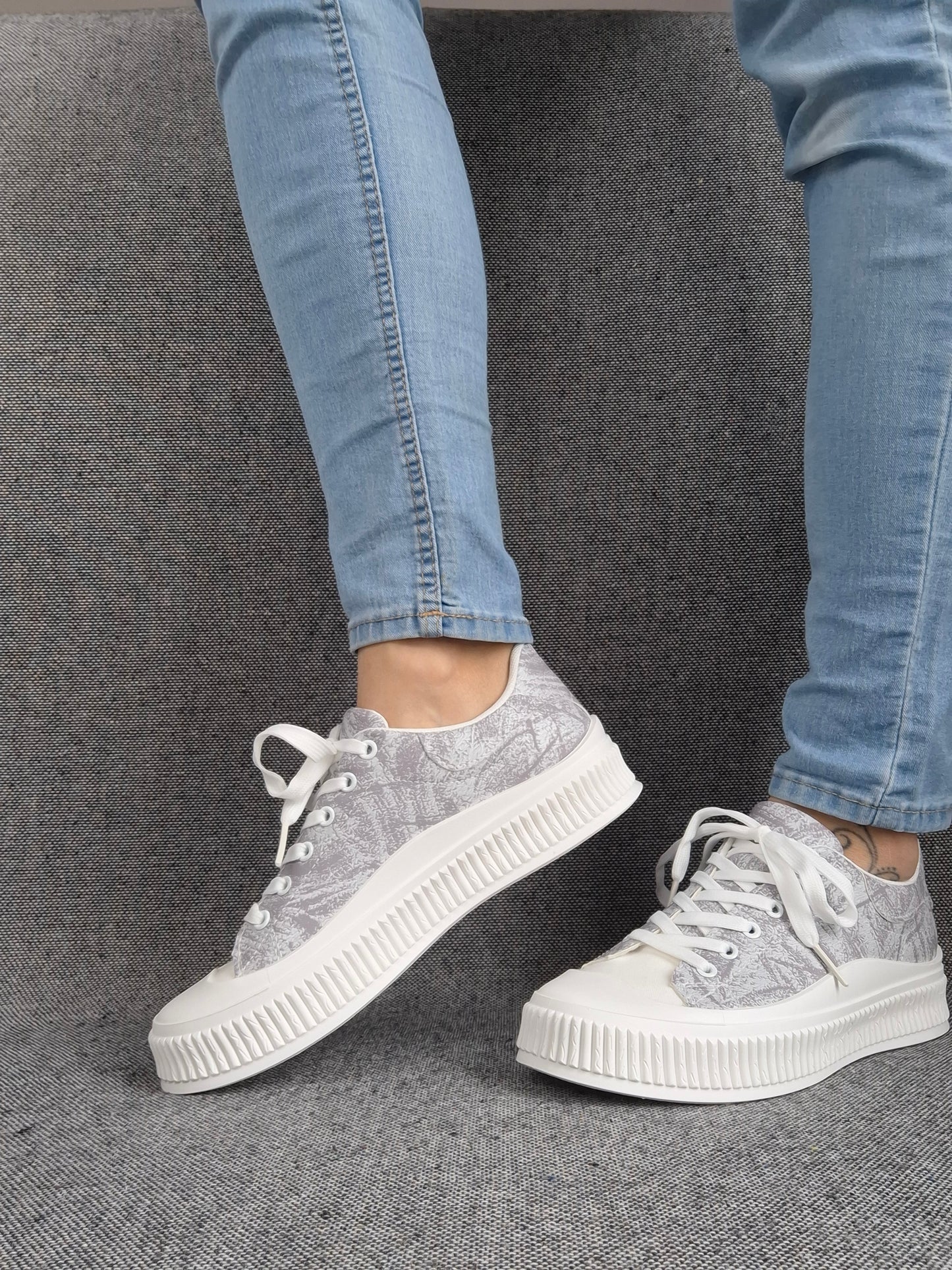 Chaussures baskets basses en tissu gris violet strié blanc