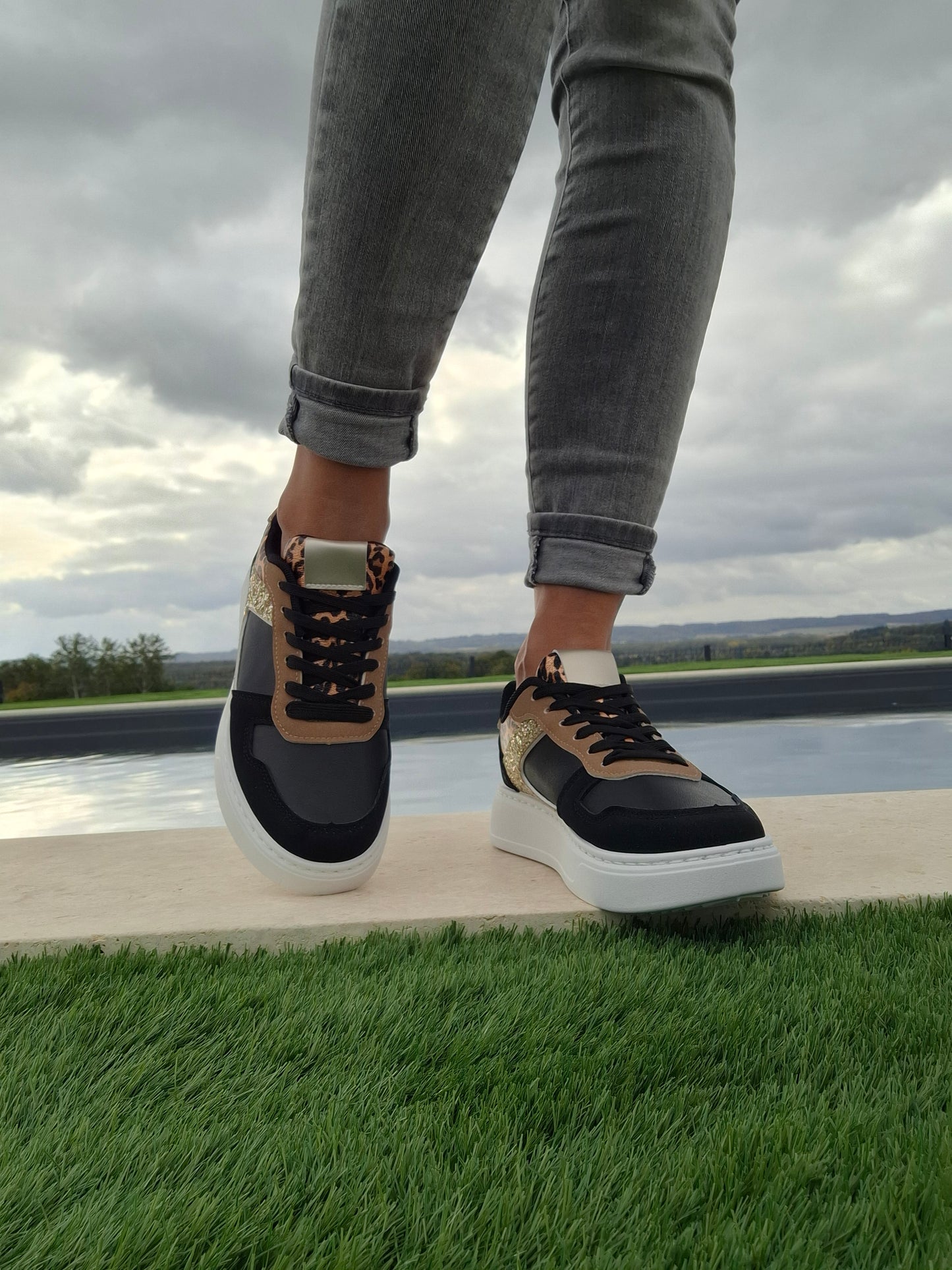 Chaussure baskets basses légèrement compensées noir léopard doré style sneakers